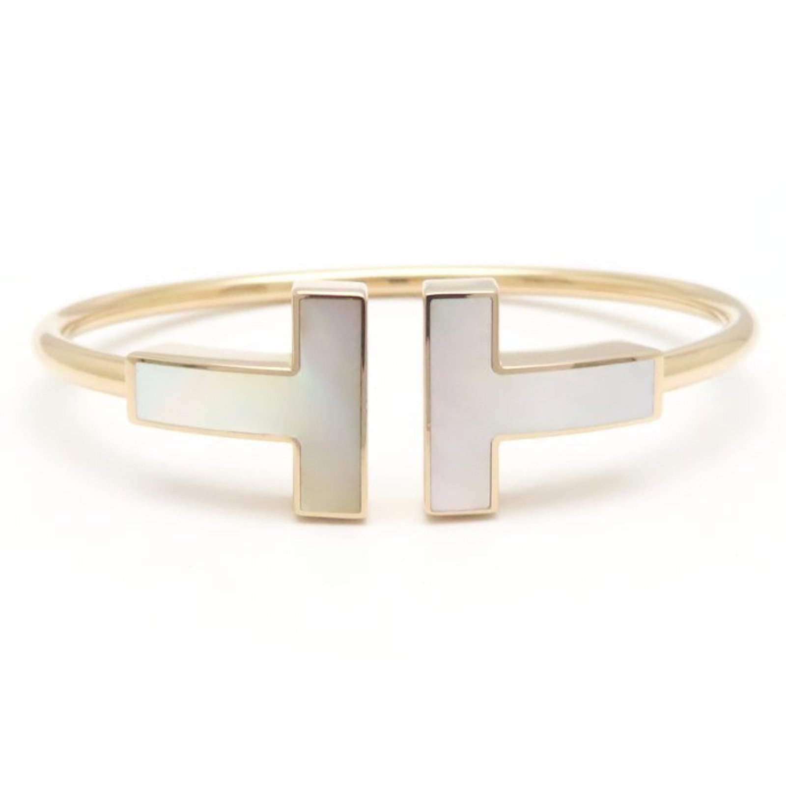 Tiffany Bangle Rose Gold (18K): Tiffany Bangle Rose Gold (18K) Tiffany's iconic bangle design shines in this rose gold (18K) piece, featuring a delicate and elegant touch. Measuring 15.5cm in length, this beautiful bangle boasts a s