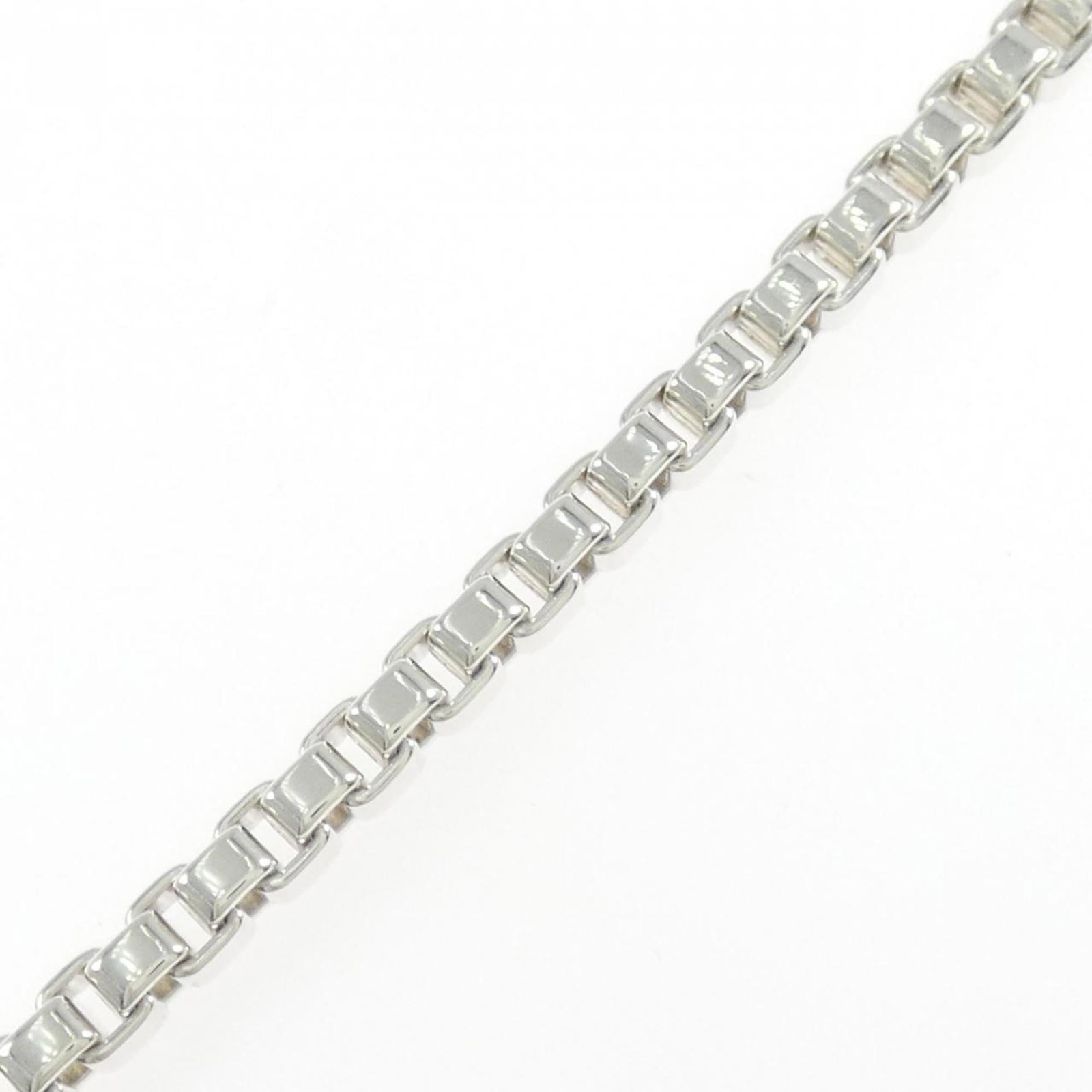 Tiffany Charm Bracelet Silver 925: Tiffany Charm Bracelet Silver 925 Silver 925 Tiffany Charm Bracelet in excellent condition. This used charm bracelet features a silver 925 material, measuring 4mm in width and weighing 15.8g, with a t