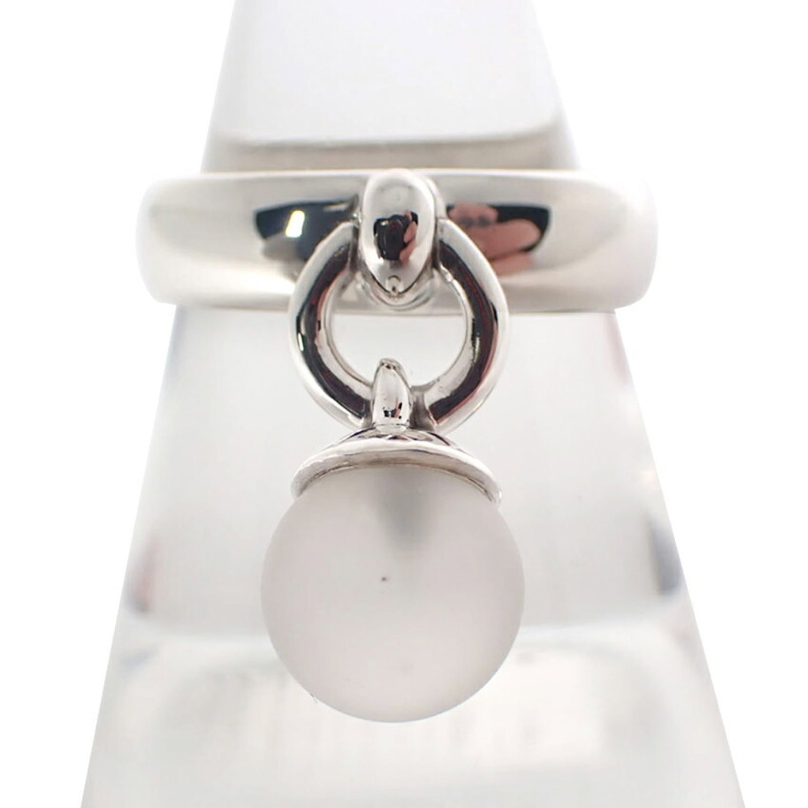 Tiffany Band Ring Sterling Silver 925: Tiffany Band Ring Sterling Silver 925 Sterling silver band ring from Tiffany features a classic design. Made from high-quality sterling silver 925, this ring showcases subtle signs of wear and minor s