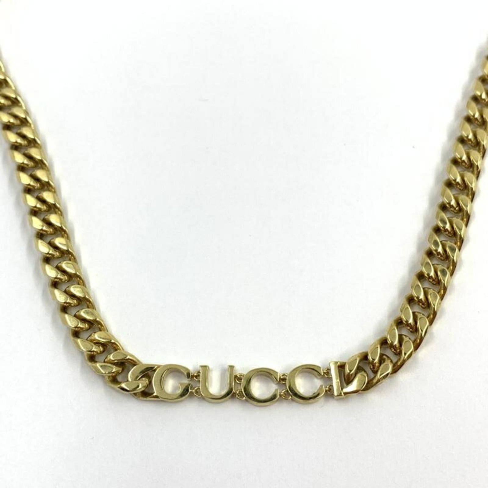 GUCCI Script Chain Necklace, Gold, 40cm: GUCCI Script Chain Necklace, Gold, 40cm The Gucci Script Chain Necklace in gold features a classic design with a 40cm chain length. This used necklace showcases traces of usage and minor