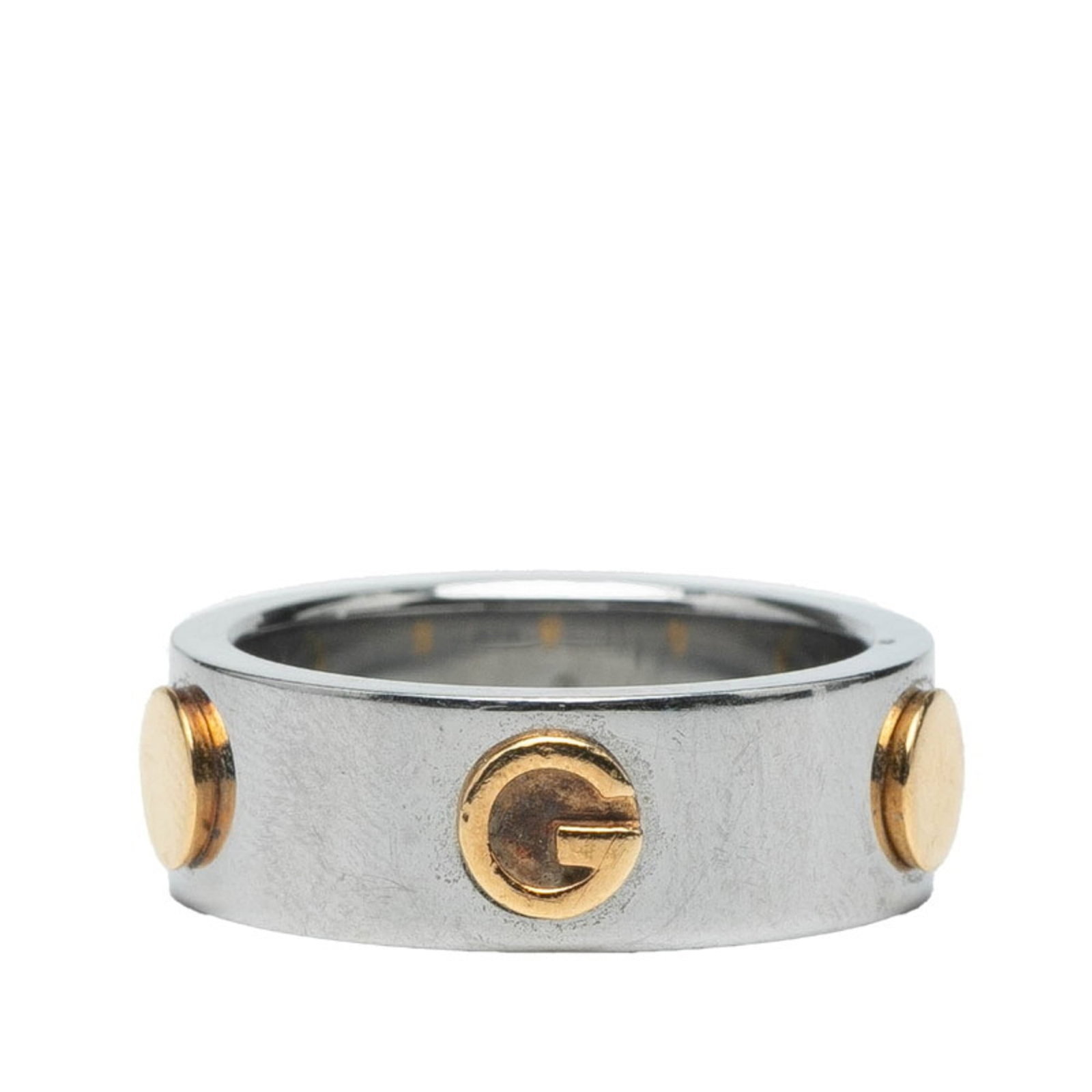 Gucci Band Ring Yellow Gold: Gucci Band Ring Yellow Gold This Gucci Band Ring in yellow gold features a sleek and modern design. The ring has some visible signs of use, including scratches and dirt, but remains in good condition