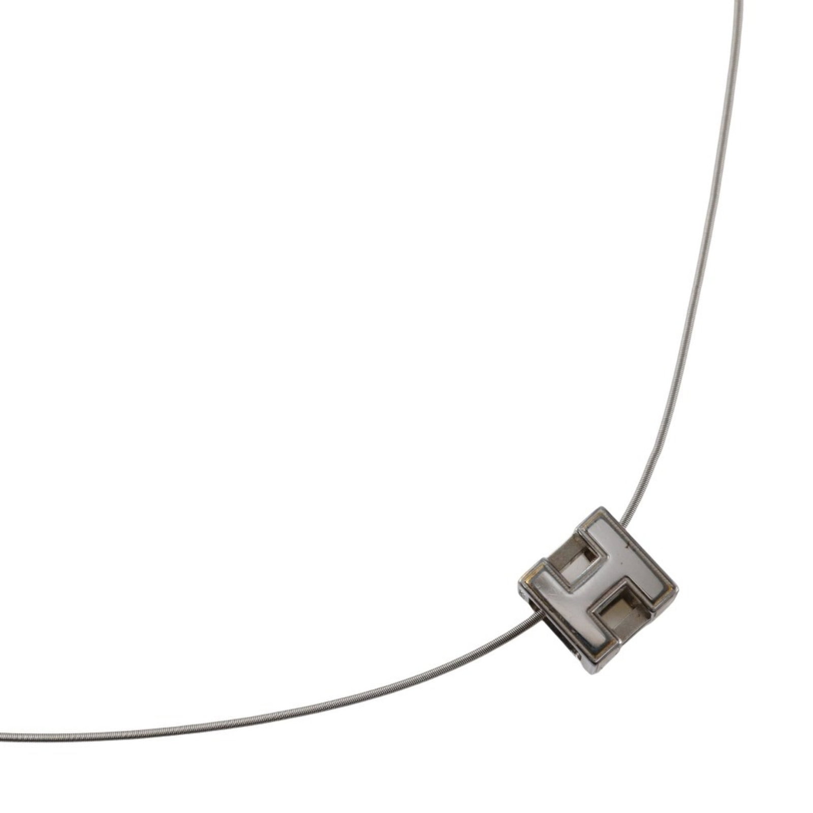Hermes Cardue Ash Necklace H Cube Silver 8.2g Women's: Hermes Cardue Ash Necklace H Cube Silver 8.2g Women's The Hermes Cardue Ash Necklace features a sleek silver H Cube pendant, measuring 12mm x 12mm. This elegant necklace boasts a classic design with