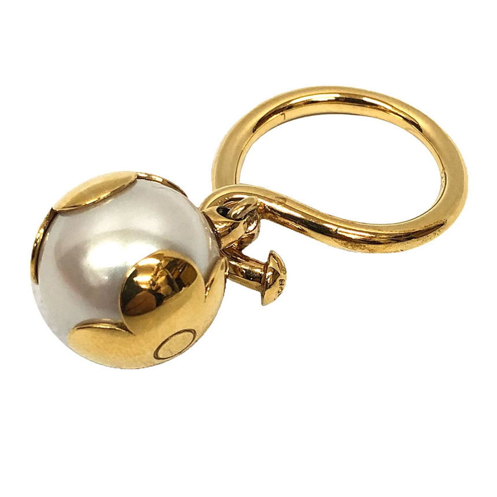 Louis Vuitton Band Ring Metal: Louis Vuitton Band Ring Metal Used Louis Vuitton Band Ring Metal in gold metal with a few traces of usage and some scratches/dirt. The ring features a classic band design, showcasing the iconic Louis
