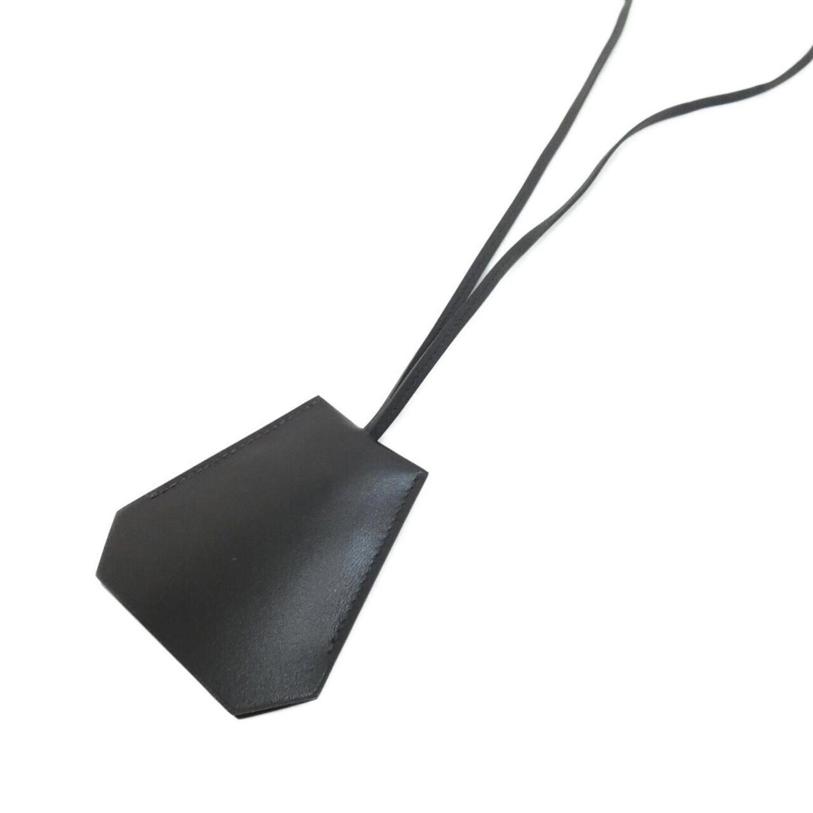 Hermes Clochette 074214CJ Necklace: Hermes Clochette 074214CJ Necklace The Hermes Clochette 074214CJ Necklace boasts sleek black box calf leather and a striking pendant design. With its 100cm adjustable neck circumference, this versatil