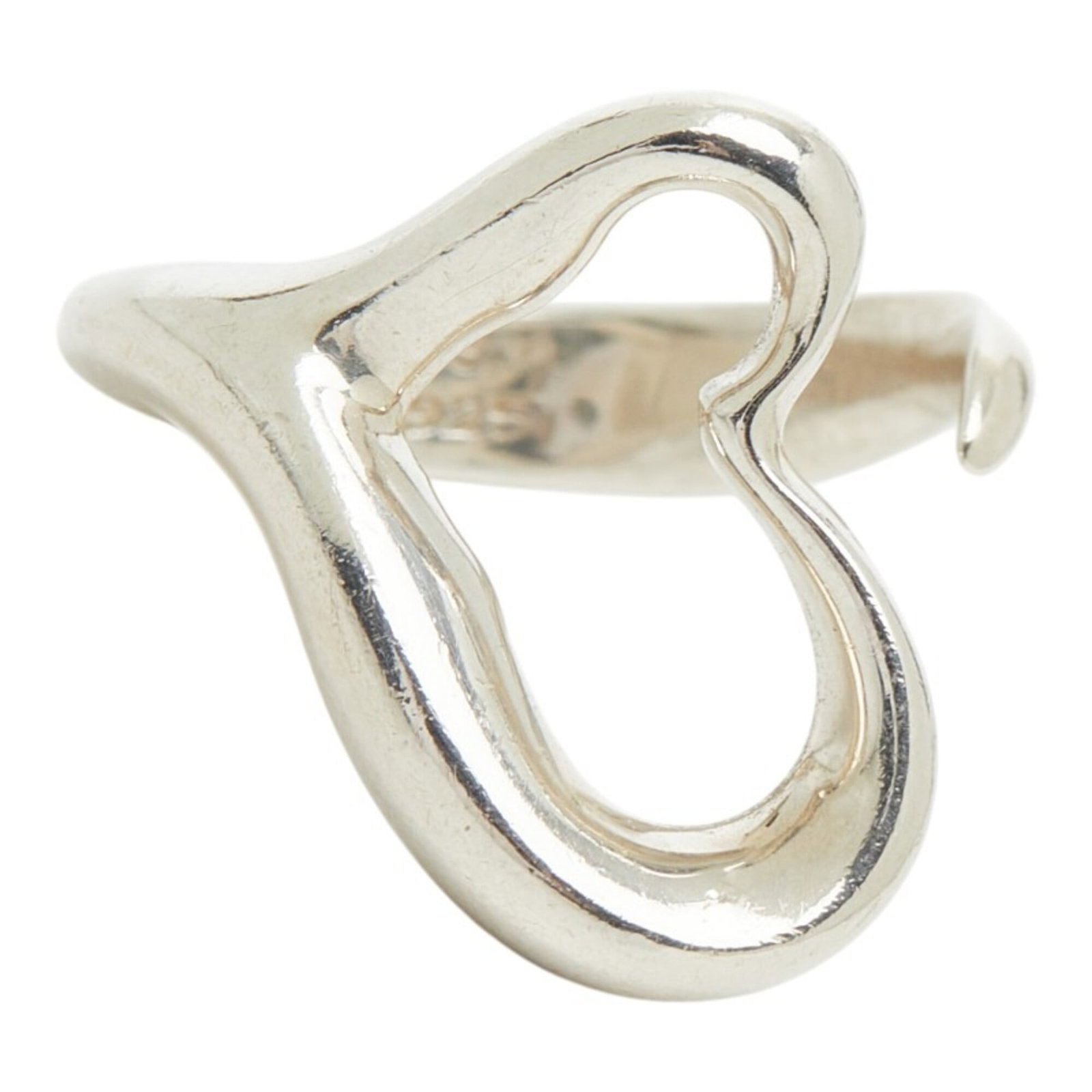 Tiffany Band Ring Silver, Silver 925: Tiffany Band Ring Silver, Silver 925 Tiffany's iconic band ring in sterling silver, featuring a sleek and timeless design. This used ring shows signs of wear, with minor scratches and dirt, but remain
