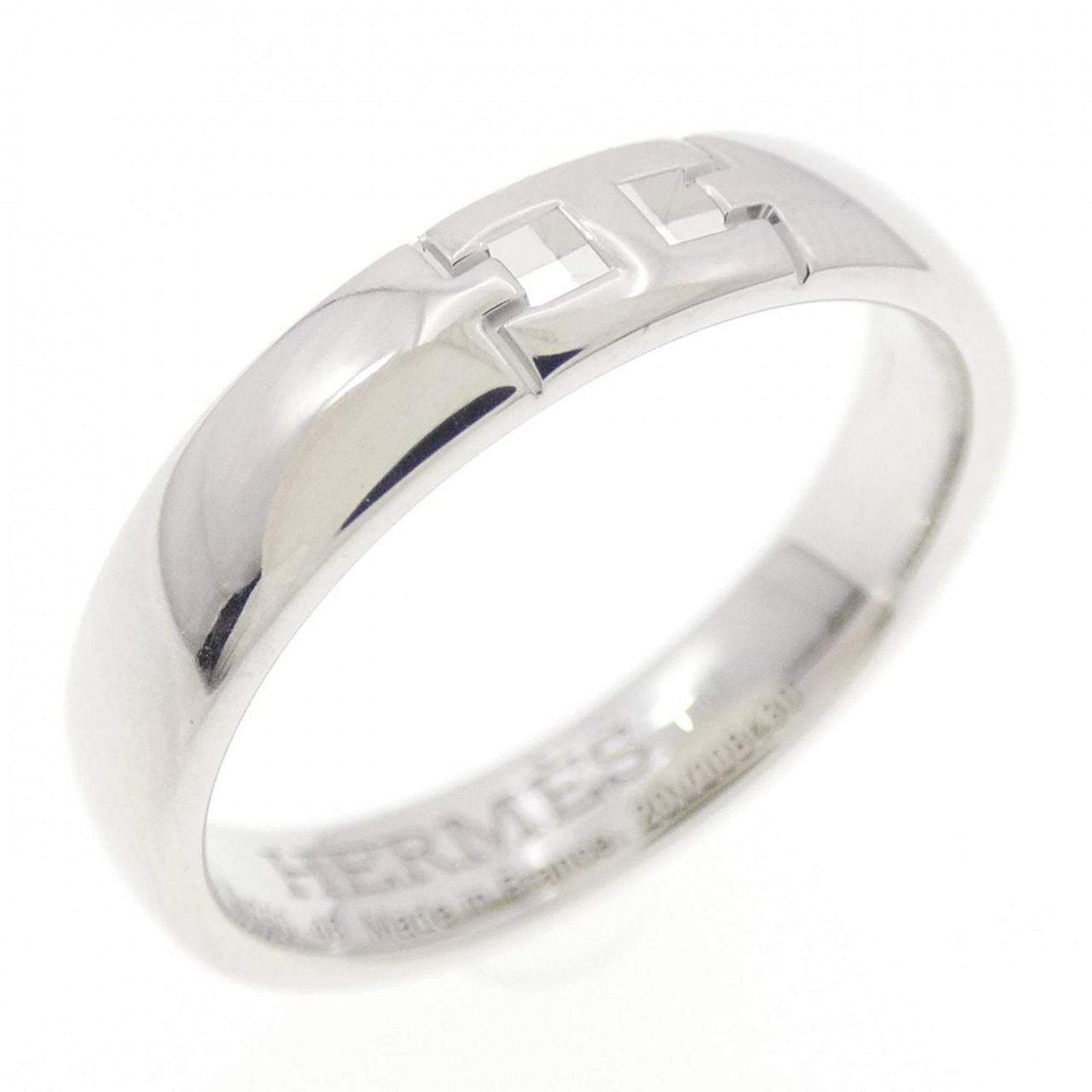 Hermes Band Ring White Gold (18K): Hermes Band Ring White Gold (18K) This Hermes Band Ring in White Gold (18K) boasts a sleek design, characteristic of the luxury brand. With its subtle scratches and signs of usage, this pre-owned