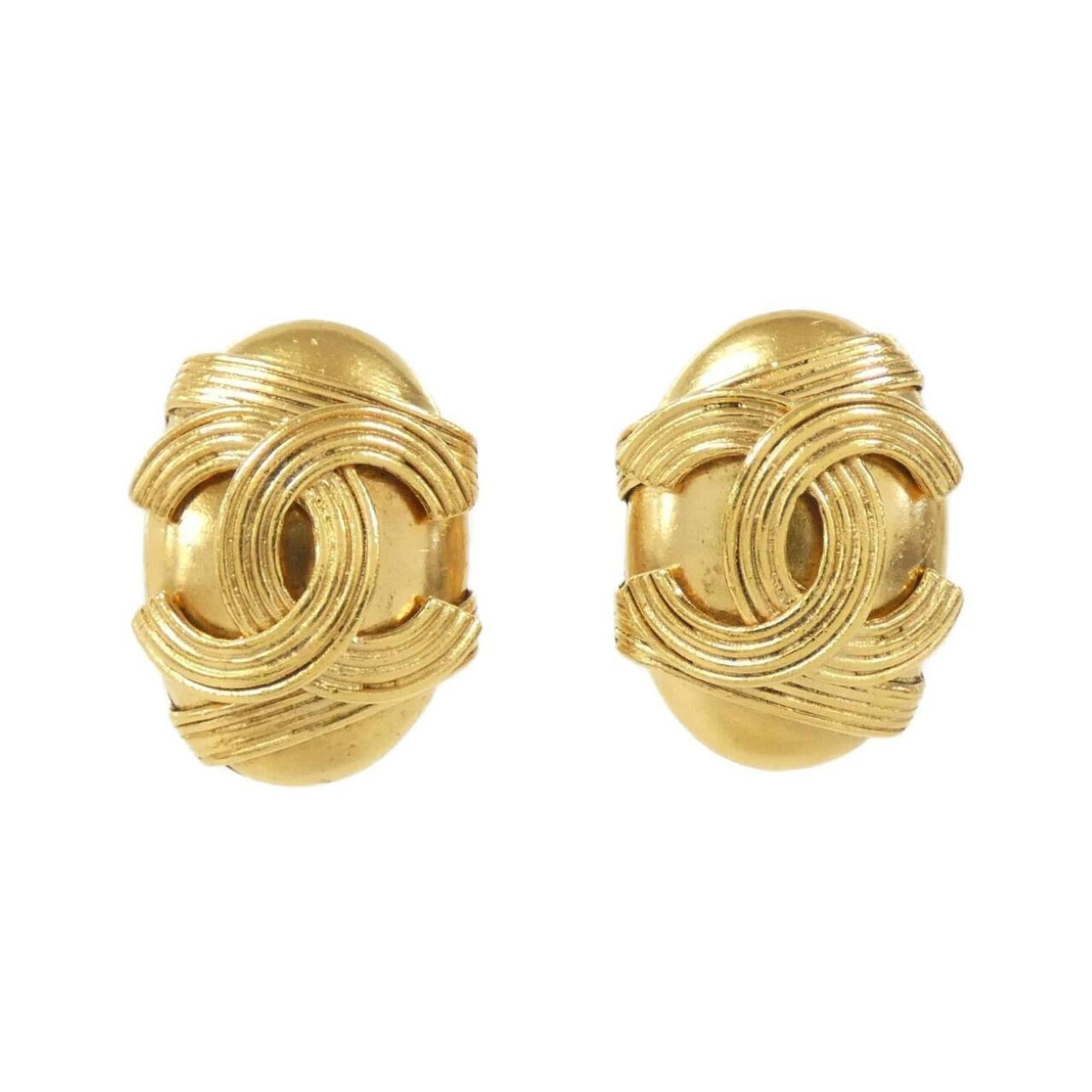 Chanel Clip Earrings: Chanel Clip Earrings Chanel Clip Earrings in Gold feature a sleek and sophisticated design. The used condition showcases some minor scratches and dirt, but overall they remain in very good condition. 