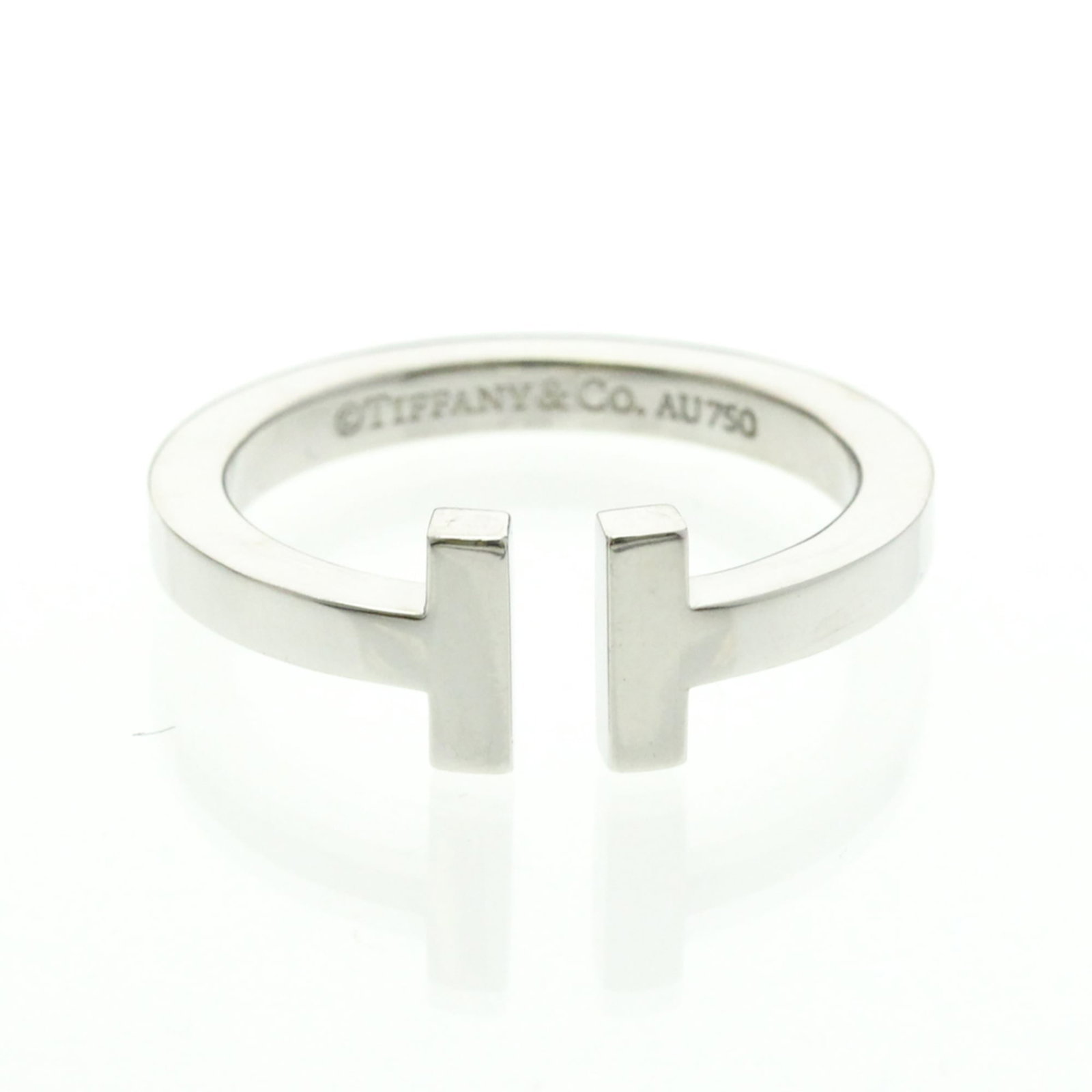 Tiffany Band Ring White Gold (18K): Tiffany Band Ring White Gold (18K) Used (very good) Tiffany band ring in white gold (18K), featuring a sleek design with a width of 2.6mm and weighing 7.8g. This silver band showcases the classic styl