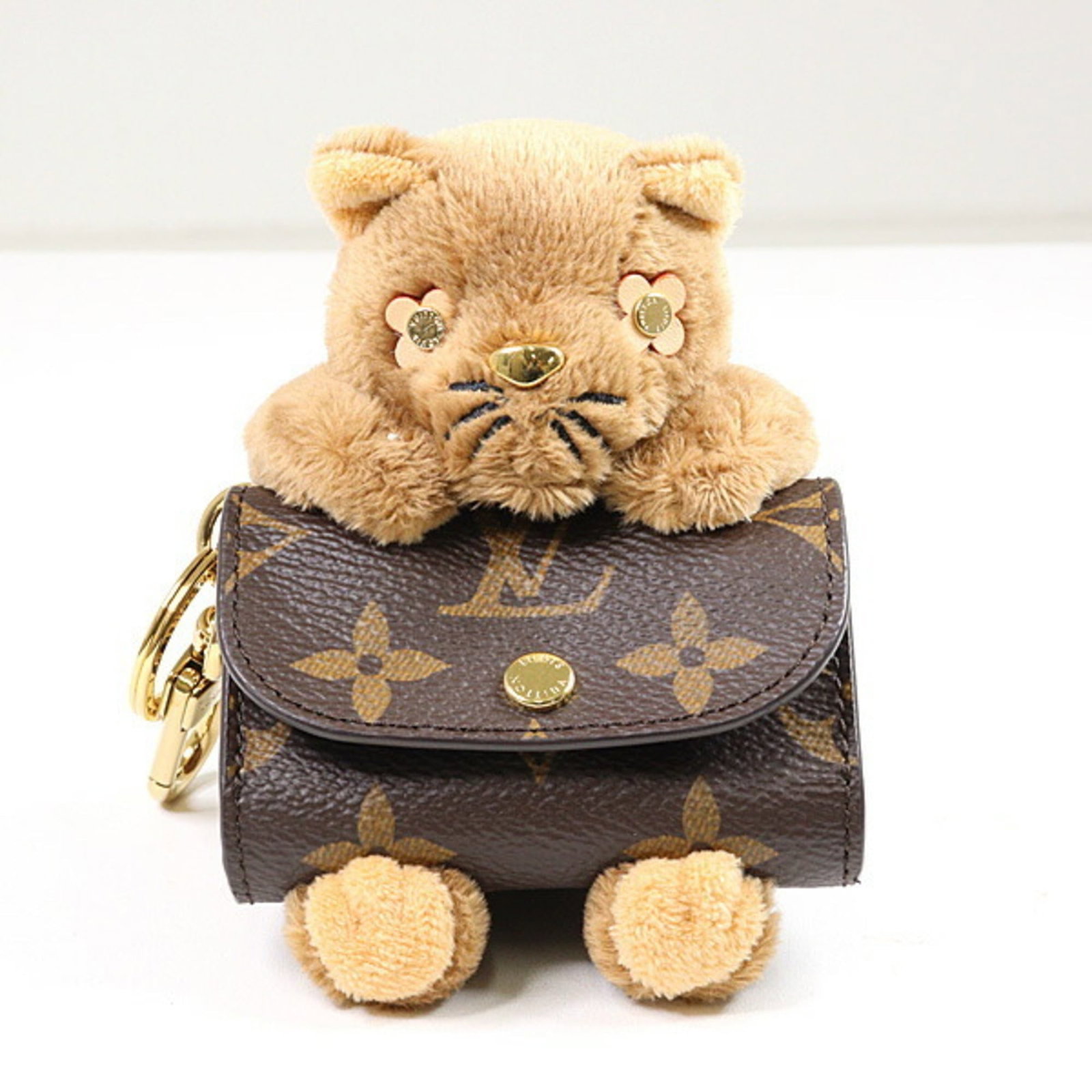 Louis Vuitton Keyring Charm Canvas, Monogram: Louis Vuitton Keyring Charm Canvas, Monogram Canvas keyring charm from Louis Vuitton features iconic monogram pattern in brown and gold tones. The item has a few traces of usage with some scratches an