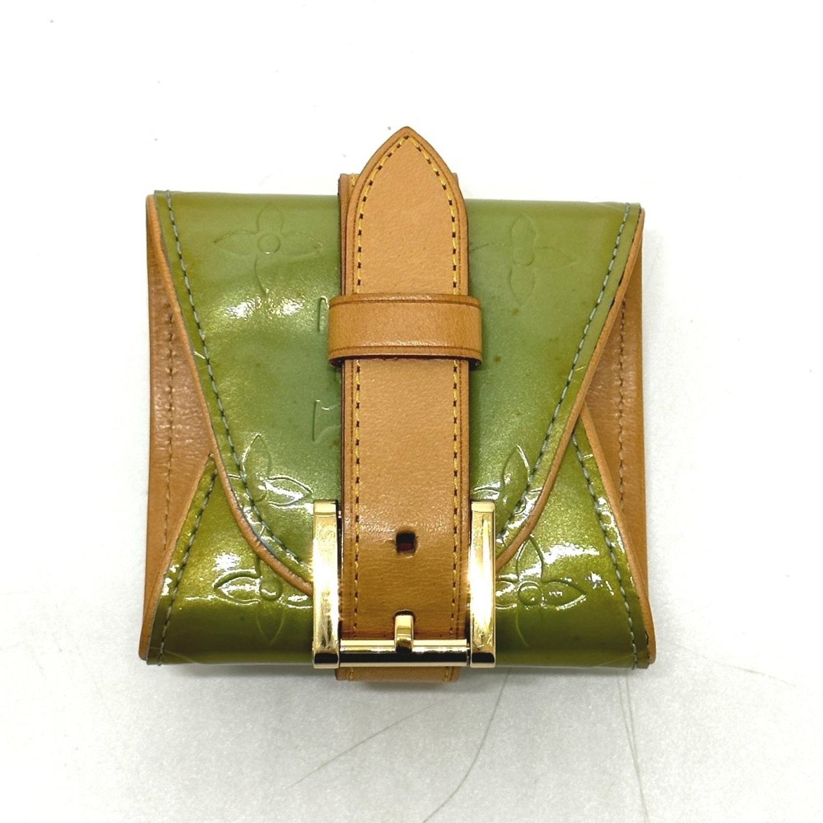 Louis Vuitton Bangle Monogram Vernis: Louis Vuitton Bangle Monogram Vernis The Louis Vuitton Bangle Monogram Vernis features a striking green color and iconic monogram pattern. This used bangle has visible traces of usage with minor