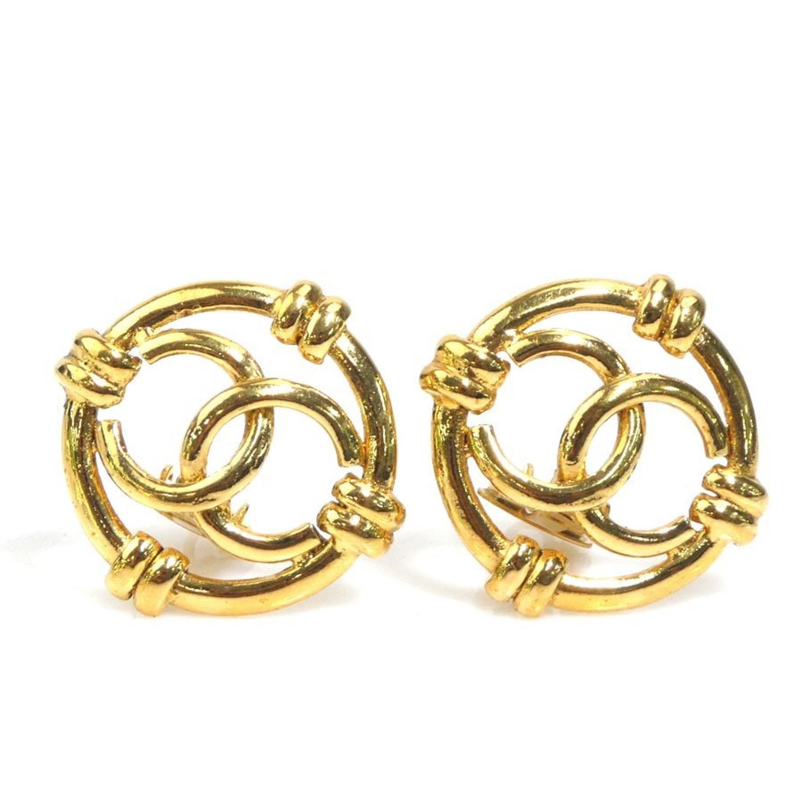 Chanel Clip Earrings Metal: Chanel Clip Earrings Metal Chanel Clip Earrings Metal are a timeless accessory featuring a sleek gold metal design. With a size of 33.00mm x 33.00mm and a used condition with traces of usage, these
