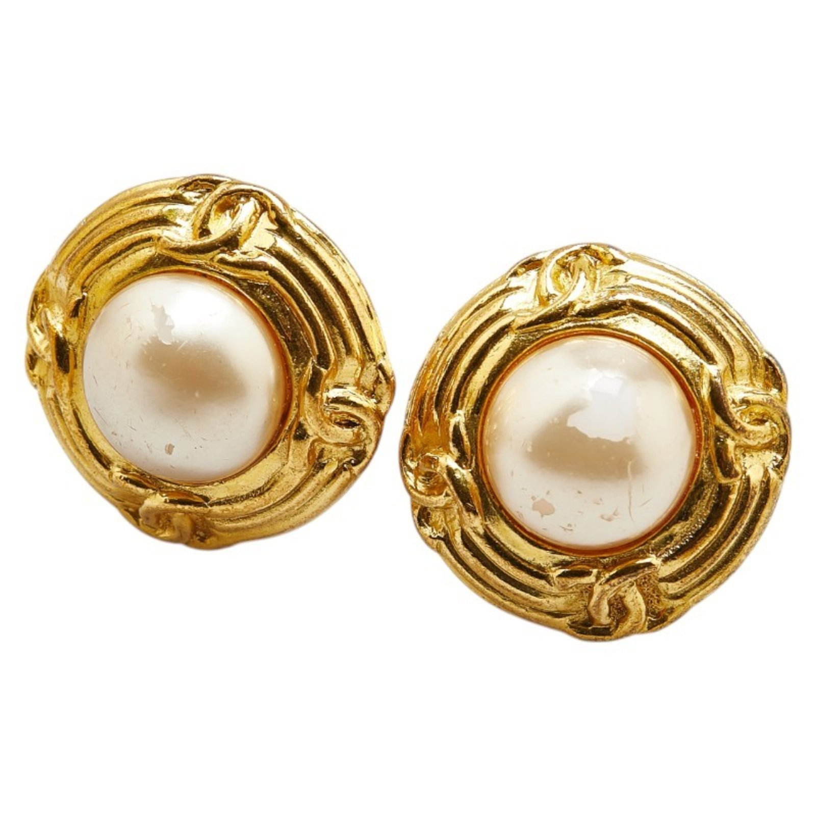 Chanel Clip Earrings Artificial Pearl, Gold Plating: Chanel Clip Earrings Artificial Pearl, Gold Plating Authentic Chanel Clip Earrings in Gold Plating feature artificial pearls. Made with high-quality gold plating, these earrings showcase a classic