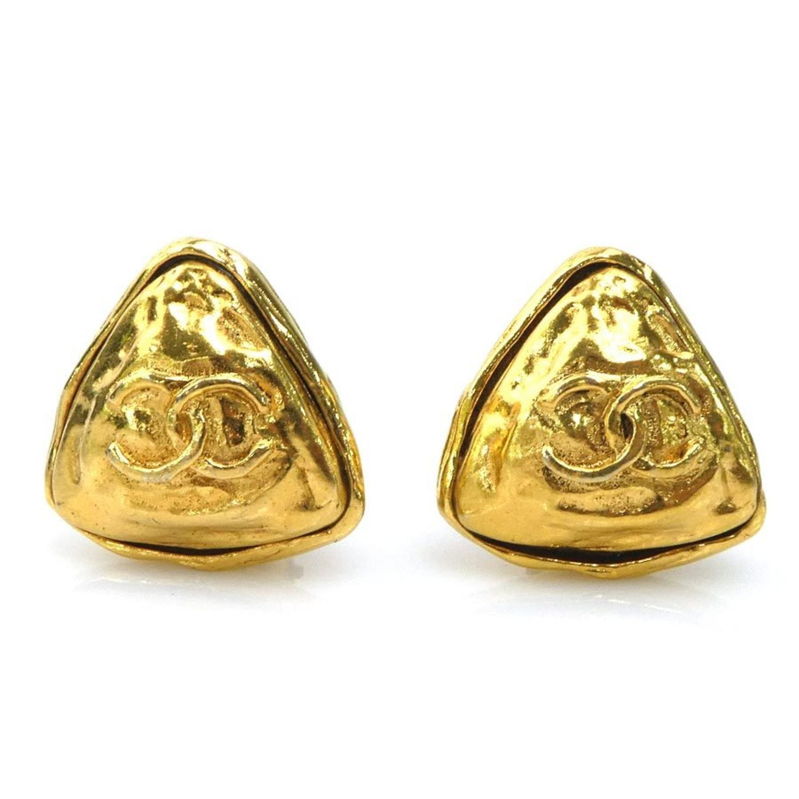 Chanel Clip Earrings Metal: Chanel Clip Earrings Metal Gold clip earrings from Chanel, with a 25.00mm x 25.00mm size and traces of usage visible due to scratches and dirt. These metal earrings are in good condition, showing
