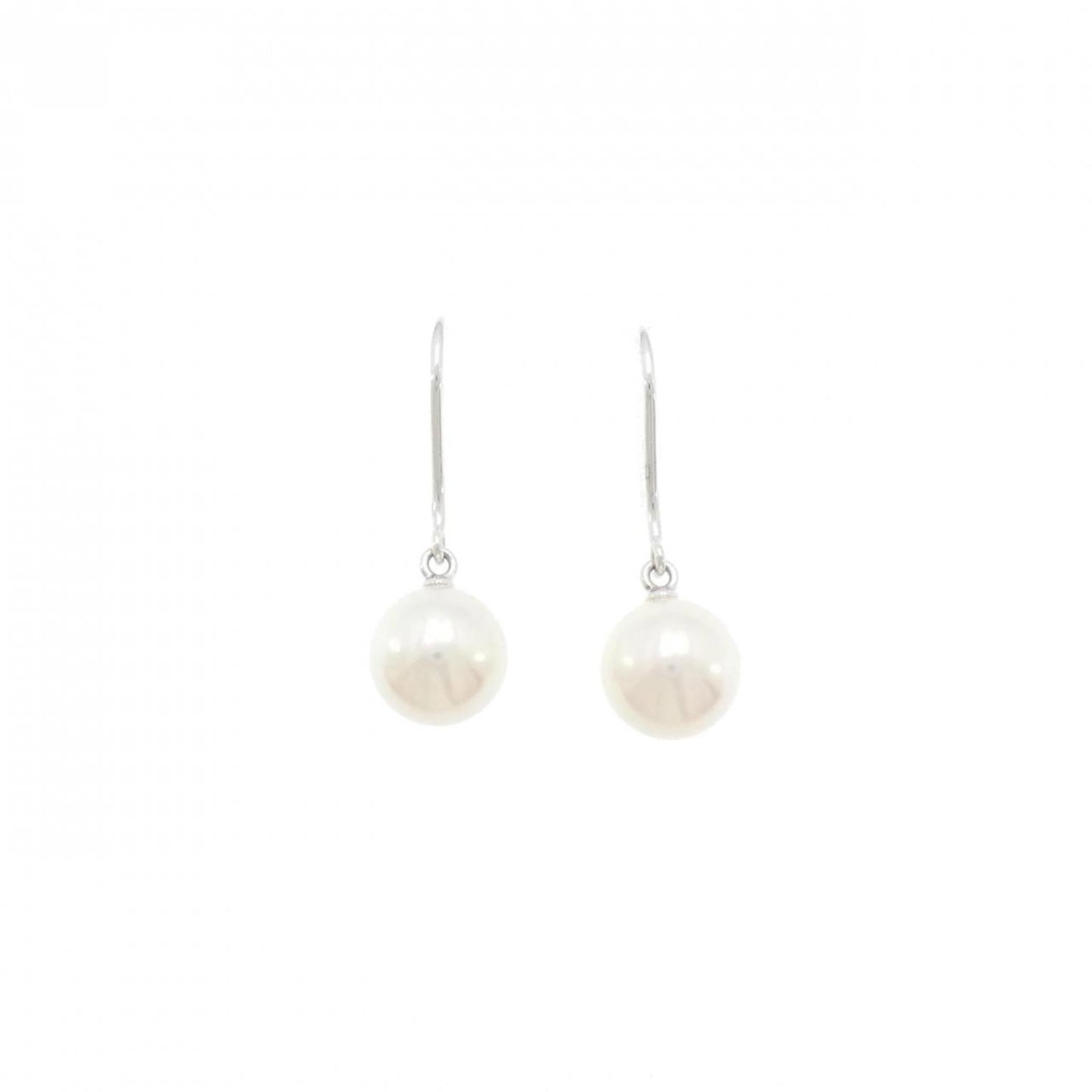 Mikimoto Stud Earrings White Gold (18K): Mikimoto Stud Earrings White Gold (18K) Mikimoto's iconic stud earrings in white gold (18K) offer a timeless elegance. With a few traces of usage and minor scratches/dirt, these earrings still shine