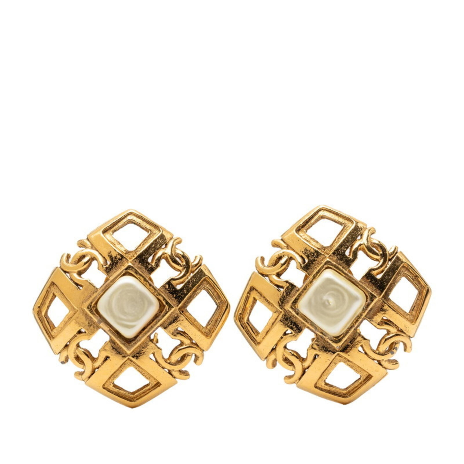 Chanel Clip Earrings: Chanel Clip Earrings Gold clip earrings from Chanel, featuring a classic design with traces of usage and minor scratches. The condition shows signs of wear, but overall remains in good state. These