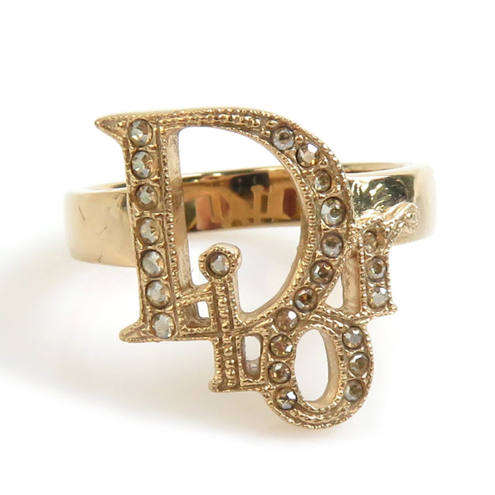 Christian Dior Band Ring Metal: Christian Dior Band Ring Metal Christian Dior Band Ring Metal features a sleek metal design with a classic band style. The gold material gives it a luxurious touch, while the used condition shows
