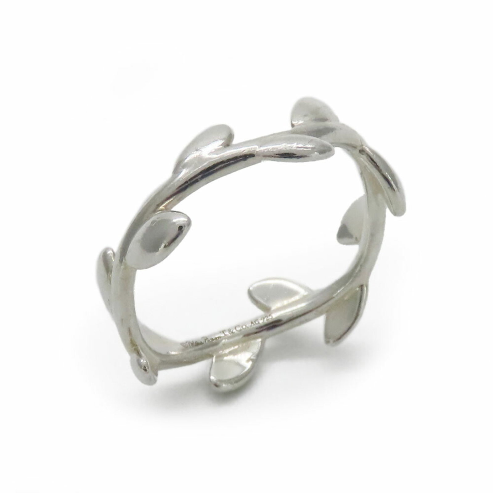 Tiffany Band Ring Silver 925: Tiffany Band Ring Silver 925 Silver band ring from Tiffany featuring 925 sterling silver construction. The ring has a width of 6mm and weighs 1.5g, with traces of usage visible due to scratches and