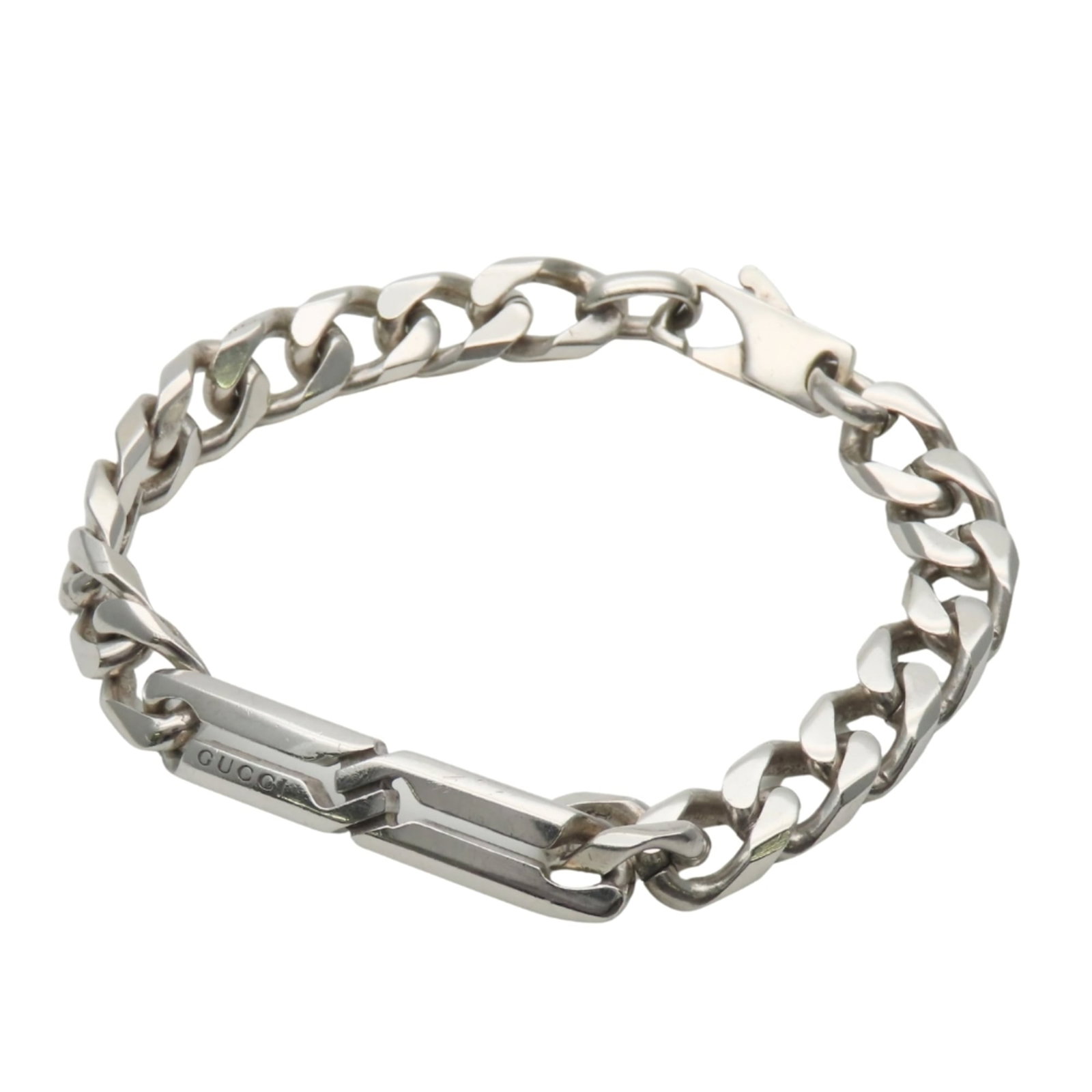 Gucci Charm Bracelet Silver 925: Gucci Charm Bracelet Silver 925 Silver 925 Gucci Charm Bracelet with Traces of Usage. This used charm bracelet features silver 925 material and measures 17.5cm in length. It shows signs of usage,
