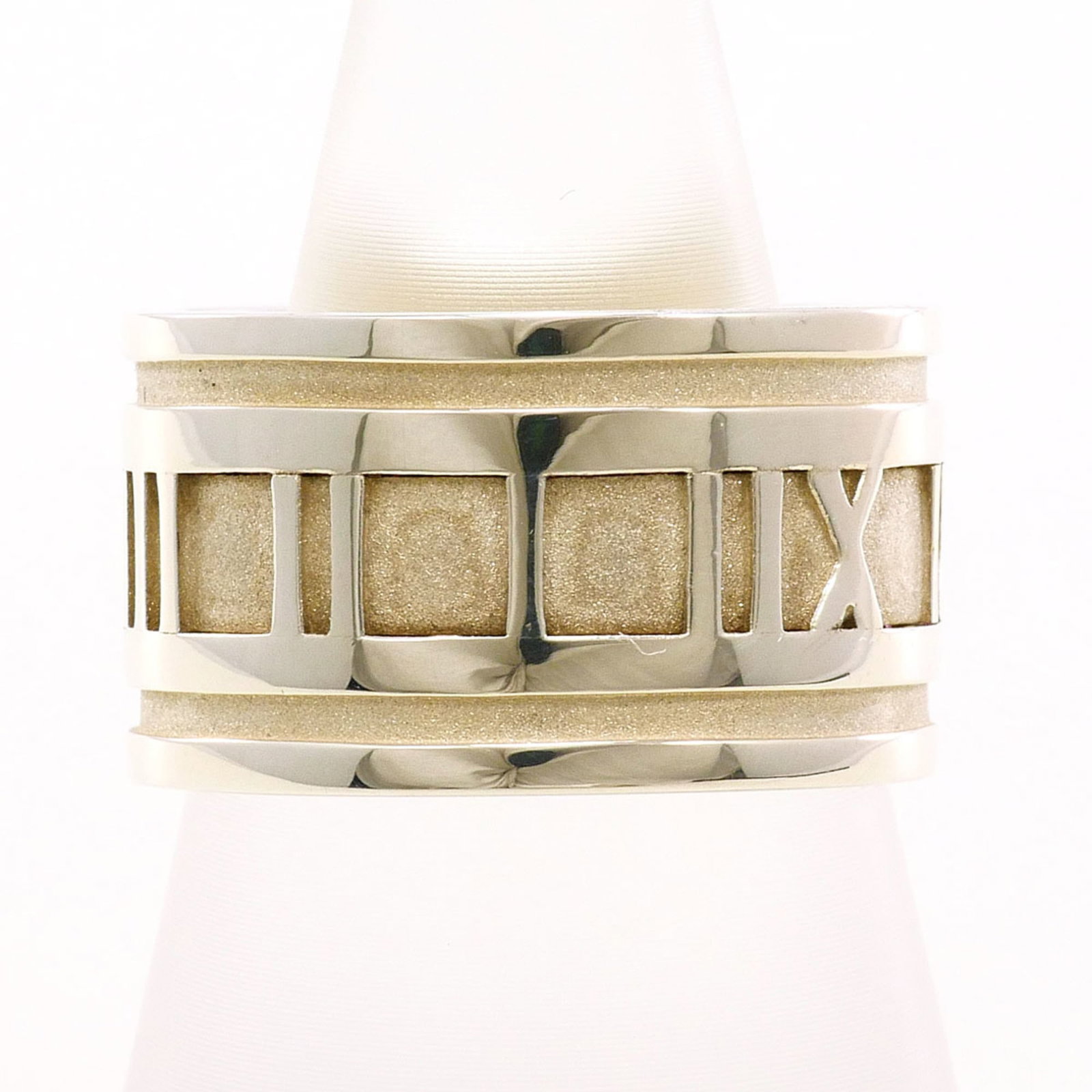 Tiffany Band Ring Silver 925: Tiffany Band Ring Silver 925 Silver 925 band ring from Tiffany features a classic design. Made with high-quality silver, this ring has been carefully crafted to provide a timeless look. In excellent c