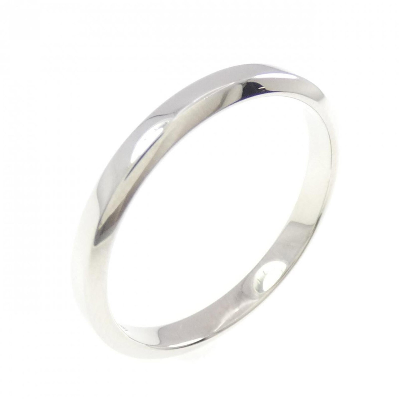 Van Cleef & Arpels Band Ring Platinum 950: Van Cleef & Arpels Band Ring Platinum 950 Platinum 950 Van Cleef & Arpels Band Ring features a sleek design with a subtle width of 2.4mm and an elegant weight of 3.4g. This used band ring showcases