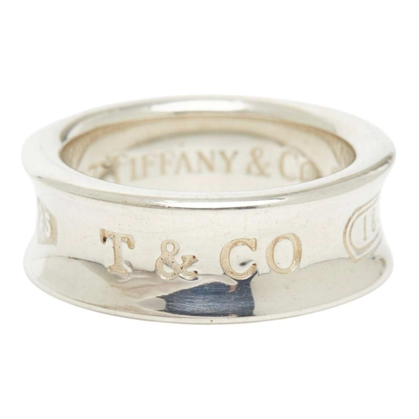 Tiffany Band Ring Silver 925: Tiffany Band Ring Silver 925 Silver 925 Tiffany Band Ring for Women. This used band ring features silver material and has a distinctive Tiffany brand. It shows signs of usage with minor scratches and