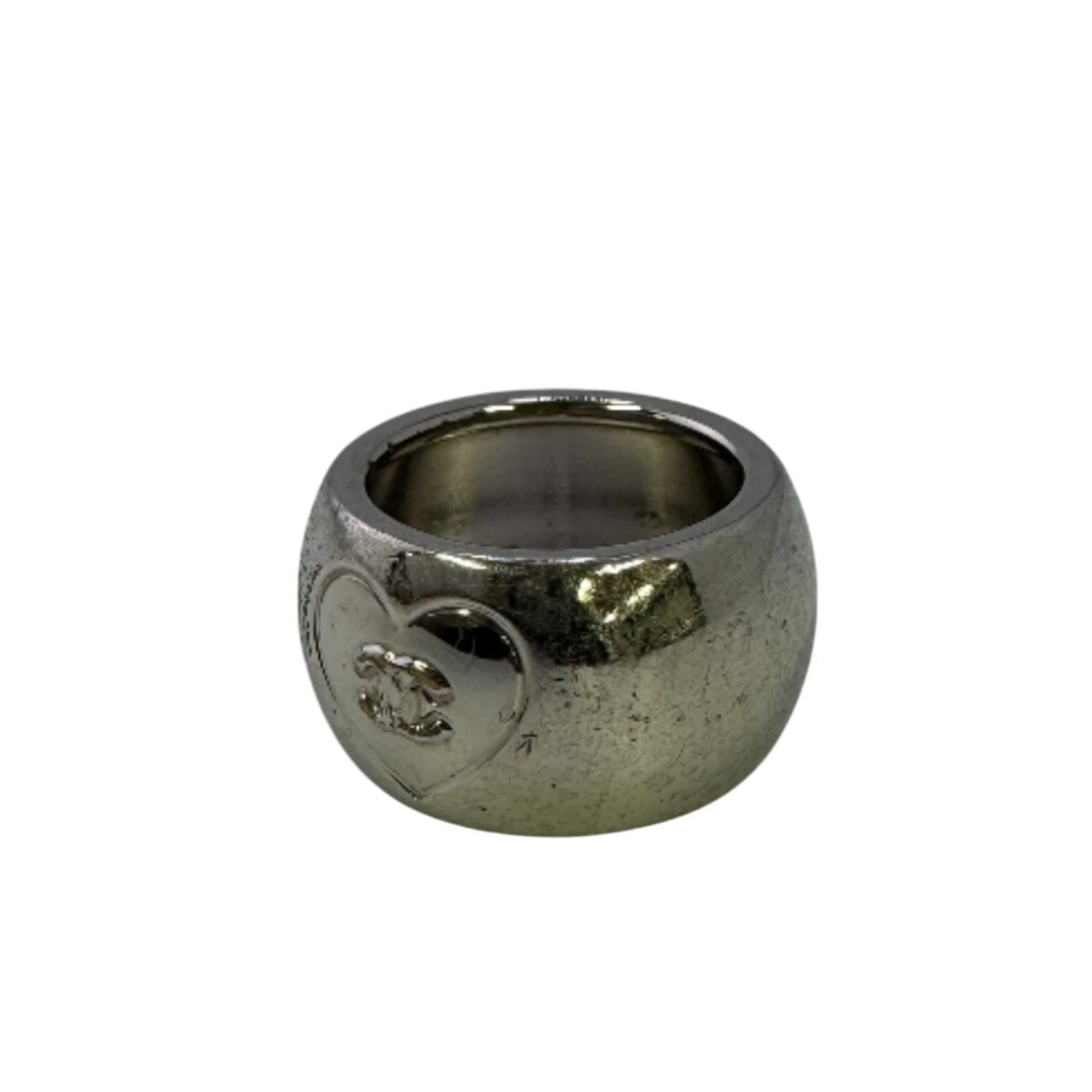 Chanel Band Ring Metal: Chanel Band Ring Metal The Chanel Band Ring Metal boasts sleek silver metal construction, characteristic of the iconic fashion brand. Traces of usage are visible, with minor damages and dirt present,