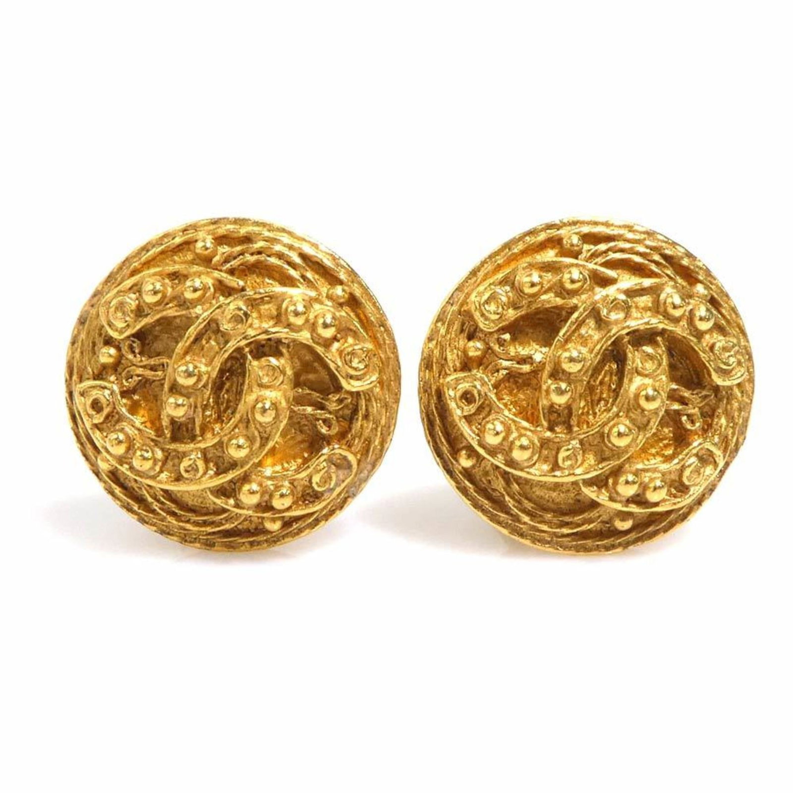 Chanel Clip Earrings Metal: Chanel Clip Earrings Metal Gold clip earrings from Chanel, featuring metal construction with visible traces of usage and minor scratches. The condition reflects typical wear, with some dirt present. T