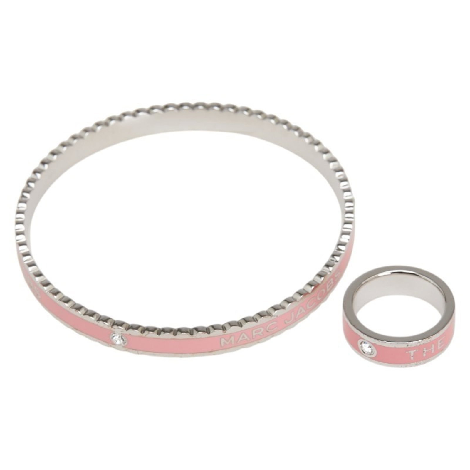 Marc Jacobs Band Ring Metal: Marc Jacobs Band Ring Metal Pink Marc Jacobs Band Ring Metal features a striking silver metal band with a subtle pink hue. The ring has traces of usage and minor scratches/dirt, indicating it's been