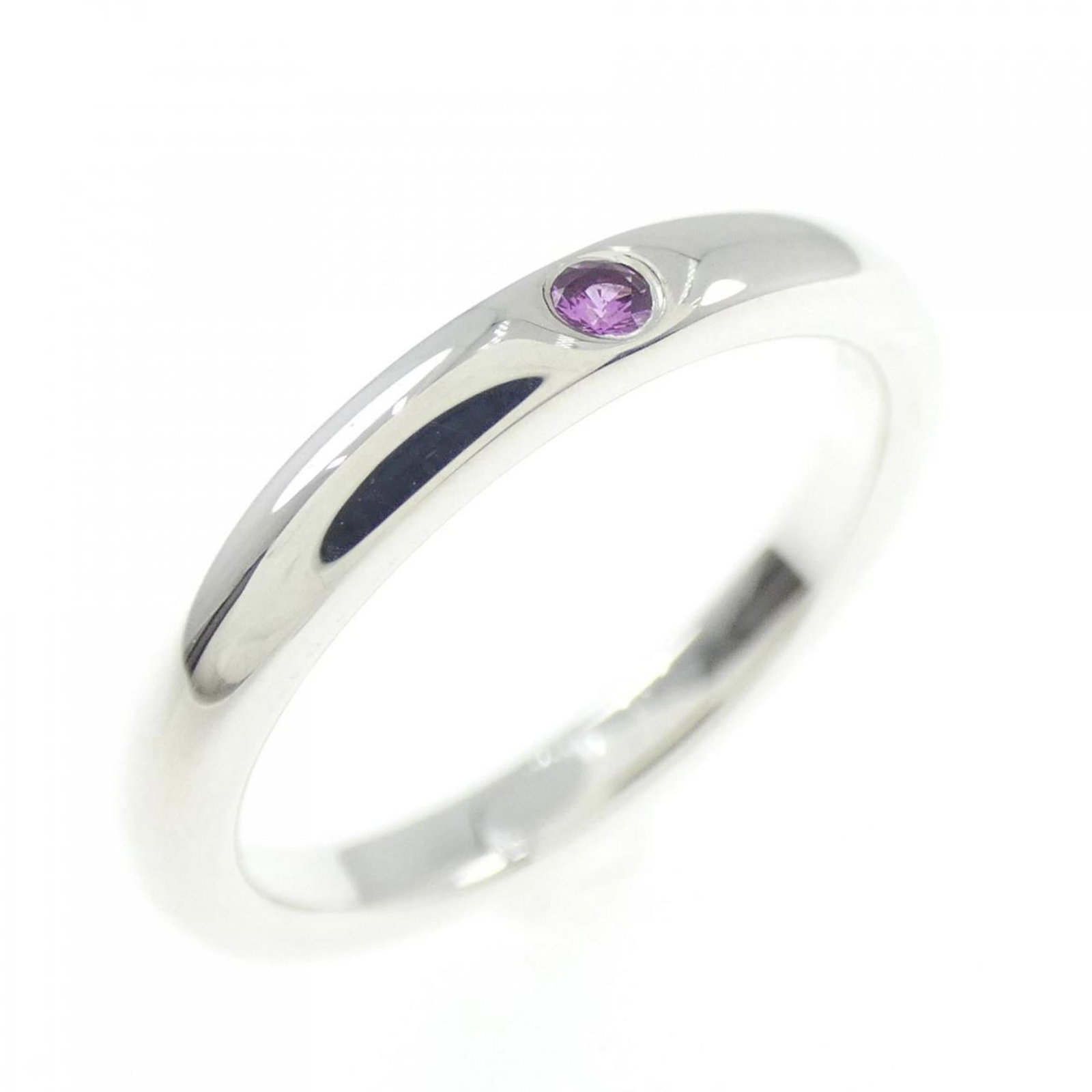 Tiffany Band Ring Silver 925: Tiffany Band Ring Silver 925 Silver band ring from Tiffany featuring a sapphire stone, crafted in 925 sterling silver. The ring shows some minor signs of usage, including scratches and dirt, but