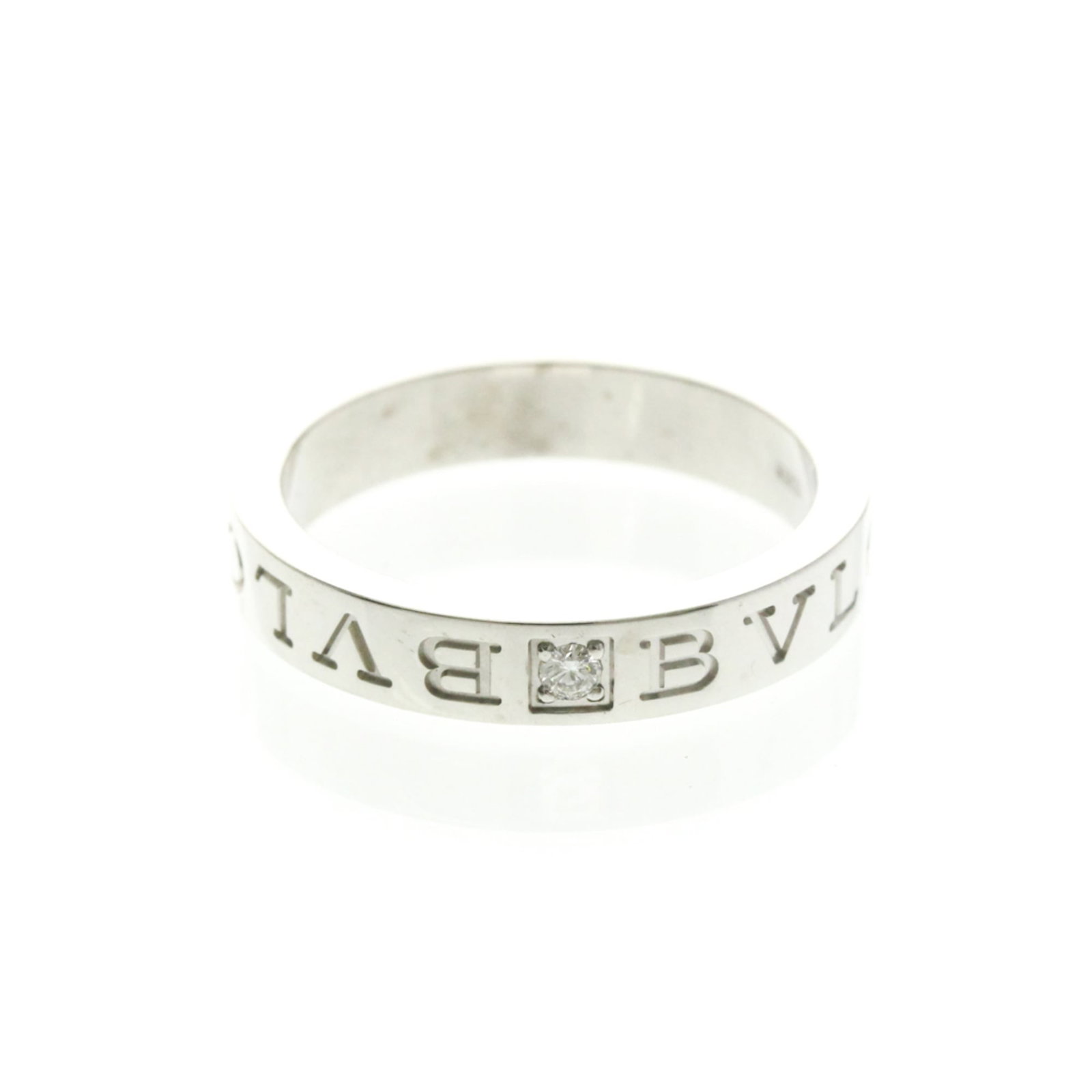 Bvlgari Band Ring White Gold (18K): Bvlgari Band Ring White Gold (18K) The Bvlgari Band Ring White Gold (18K) boasts sleek lines and sophisticated style, making it a timeless accessory for those who appreciate luxury jewelry. This 18K w