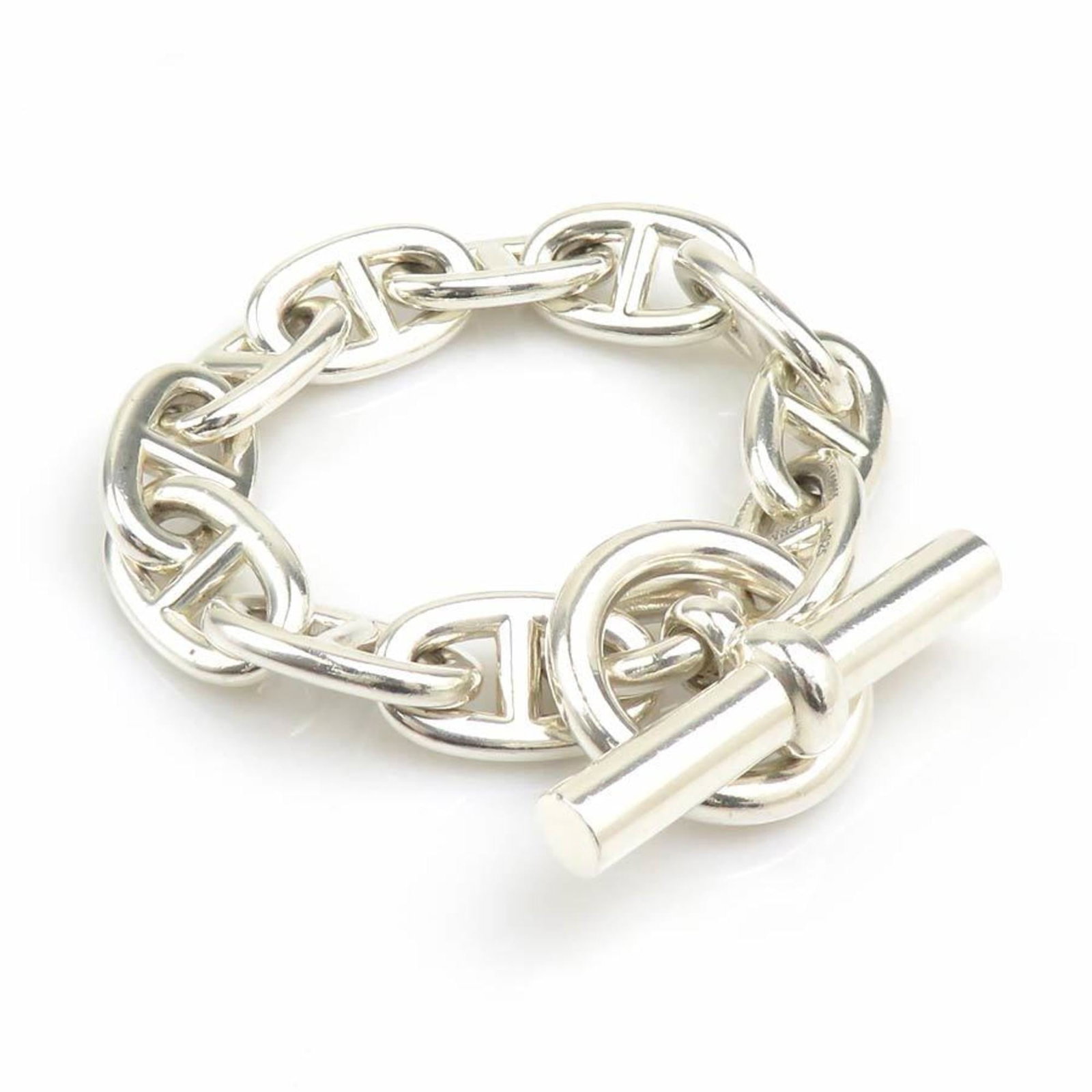 Hermes Charm Bracelet Silver 925: Hermes Charm Bracelet Silver 925 Silver 925 Charm Bracelet from Hermes features a sleek design with a silver finish. The bracelet measures 17cm in length and has a width of 1.4cm, showcasing its slend