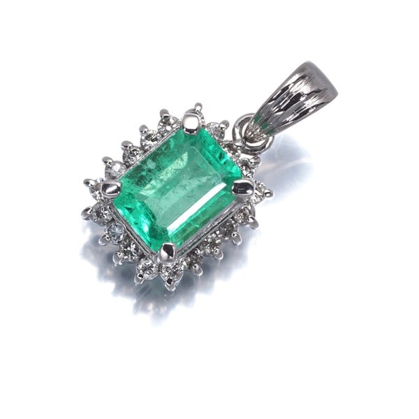Strict Rules Apply: Strict Rules Apply Strict Rules Apply. This platinum pendant features a stunning natural emerald as its main stone, showcasing its exceptional beauty and craftsmanship. The item's metal purity of 900