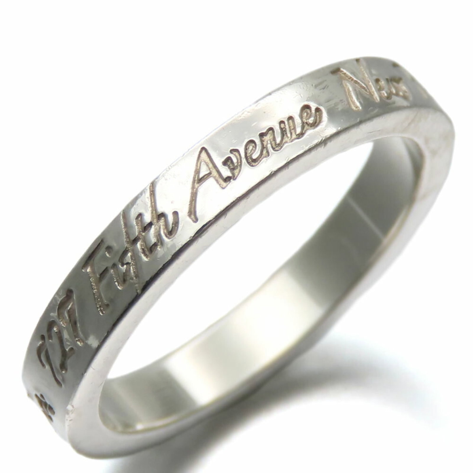 Tiffany Band Ring Silver 925: Tiffany Band Ring Silver 925 Silver 925 Tiffany band ring with a classic design, featuring a comfortable 2.9mm width and a weight of 2.4g for a secure fit. This used item shows traces of usage,