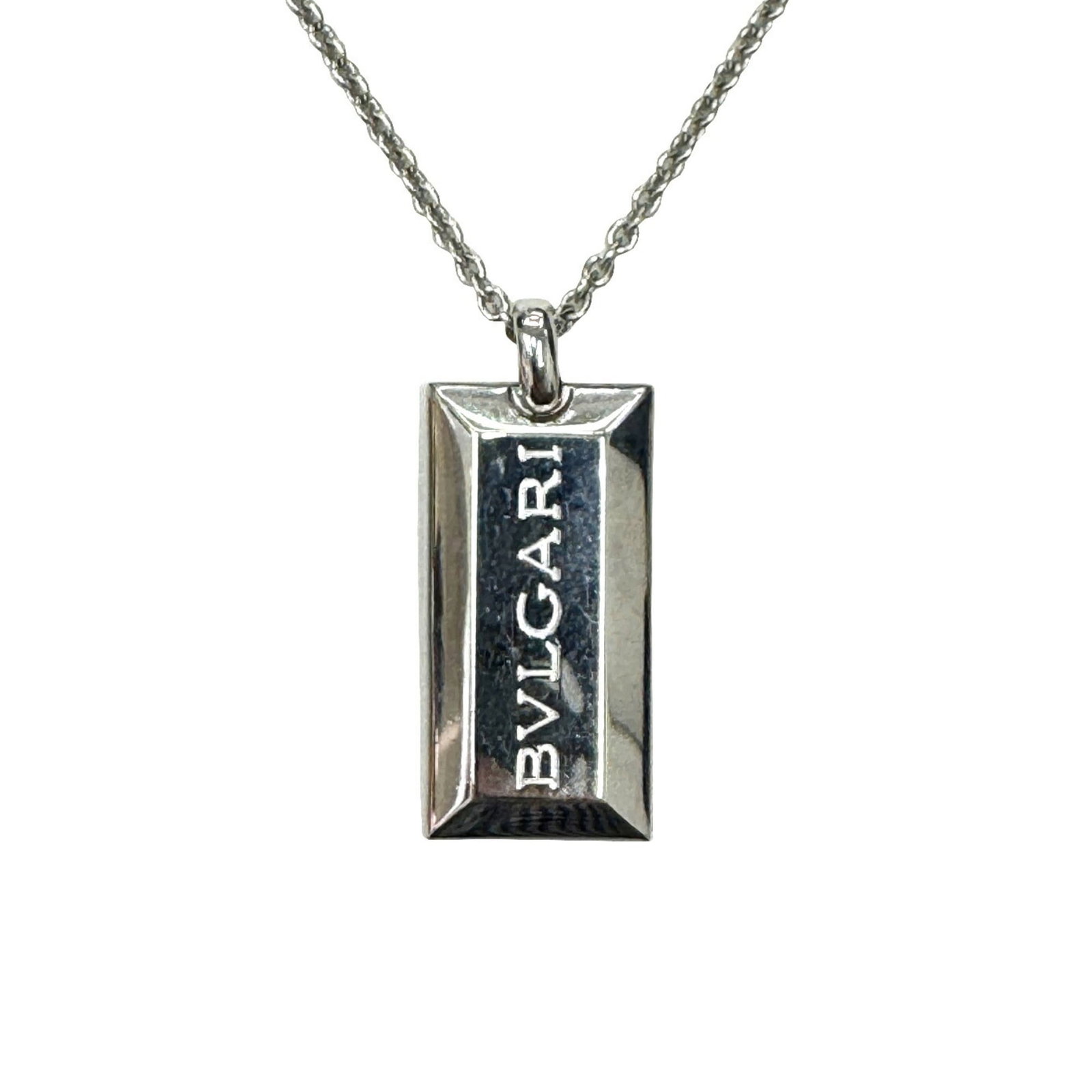 BVLGARI Bulgari Ingot Necklace 750 18KWG 19g for Men and Women: BVLGARI Bulgari Ingot Necklace 750 18KWG 19g for Men and Women Bulgari's iconic Ingot Necklace boasts a sleek, modern design in 18K white gold. The necklace features a subtle 19g weight and measures