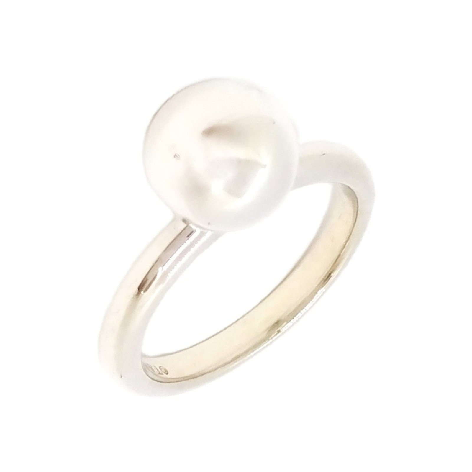 Tiffany Band Ring Silver 925: Tiffany Band Ring Silver 925 Silver band ring from Tiffany featuring 925 sterling silver material. The used condition shows traces of usage with minor scratches and dirt, giving it a worn-in look. A c