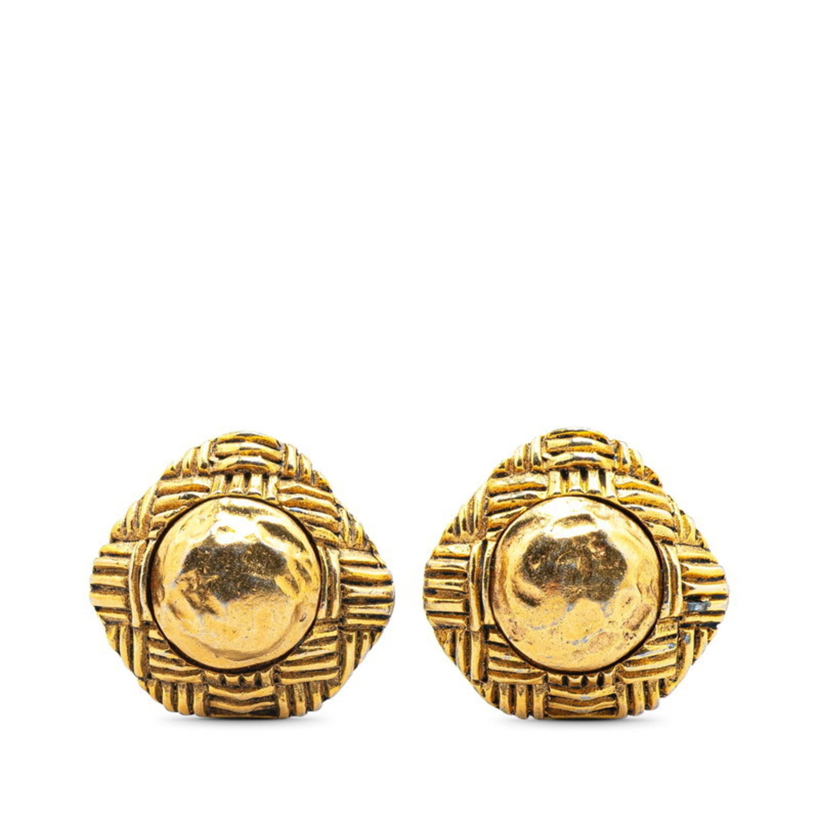 Chanel Clip Earrings: Chanel Clip Earrings Gold clip earrings from Chanel, bearing traces of usage and minor scratches. Measuring 24.10mm x 25.90mm, they are made of gold and feature a classic design. In good condition des