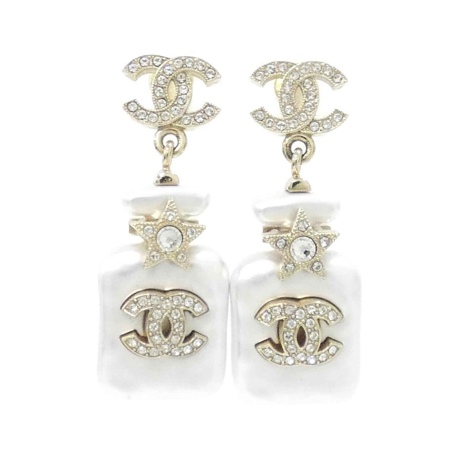 Chanel ABA840 Earrings: Chanel ABA840 Earrings Chanel ABA840 Earrings are a stylish accessory featuring white metalwork. With a few traces of usage and some minor scratches, these earrings still exude their original charm.