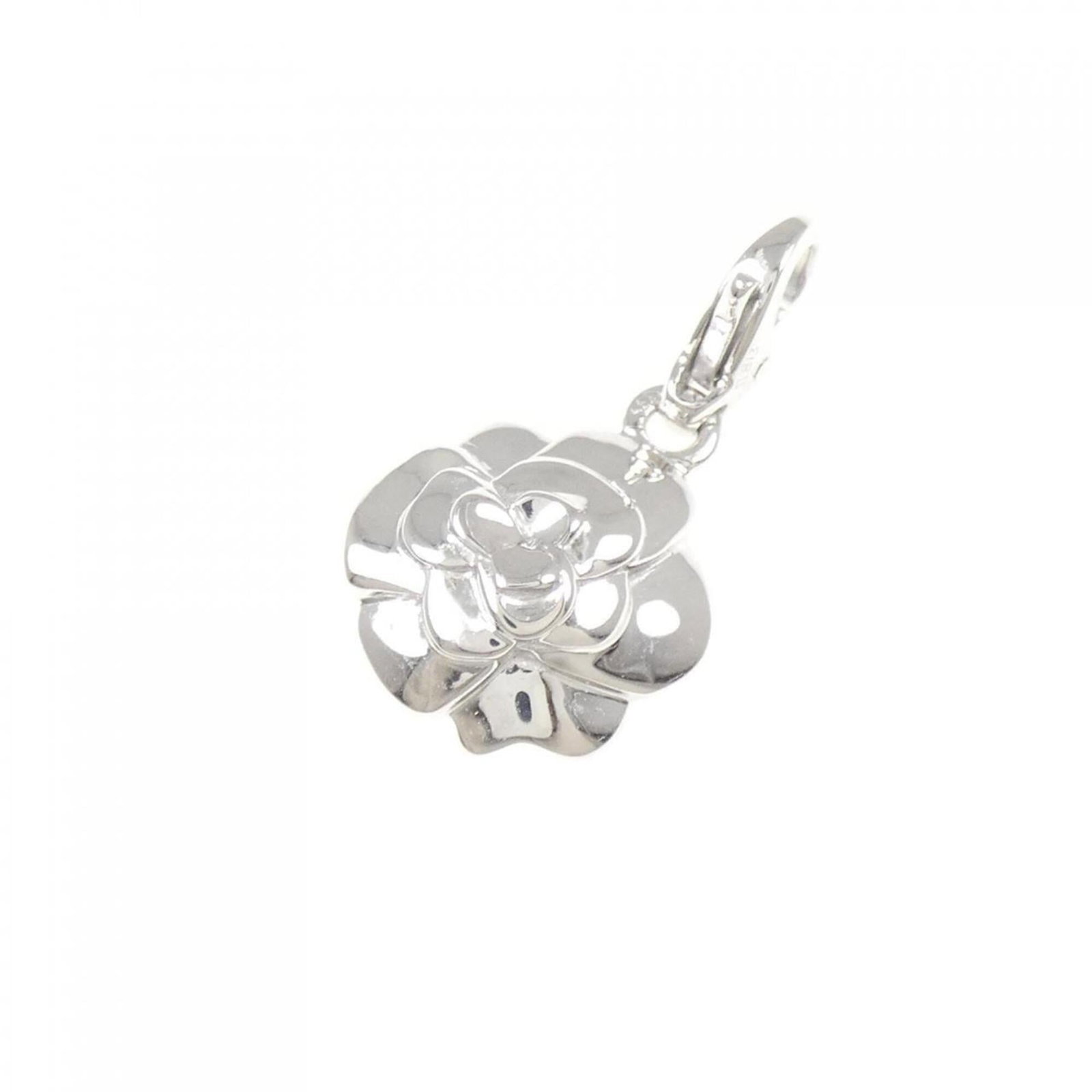 Chanel Necklace Charm White Gold (18K): Chanel Necklace Charm White Gold (18K) Chanel Necklace Charm White Gold (18K) features an elegant design in high-quality white gold. The charm measures 23.90mm x 12.80mm and bears a few traces of usag