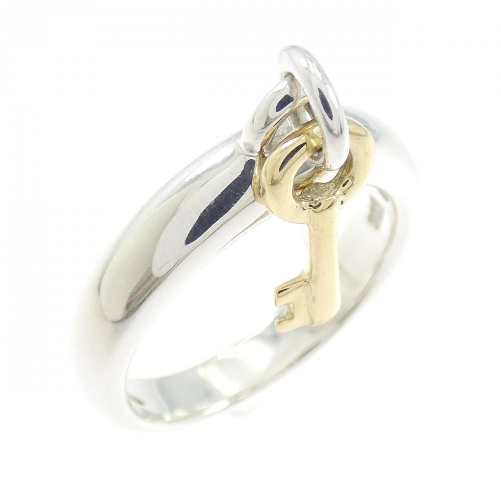 Tiffany Band Ring Silver 925, Yellow Gold (18K): Tiffany Band Ring Silver 925, Yellow Gold (18K) Tiffany's iconic band ring in yellow gold 18K and silver 925, offering a touch of timeless elegance to any outfit. With its classic design and subtle
