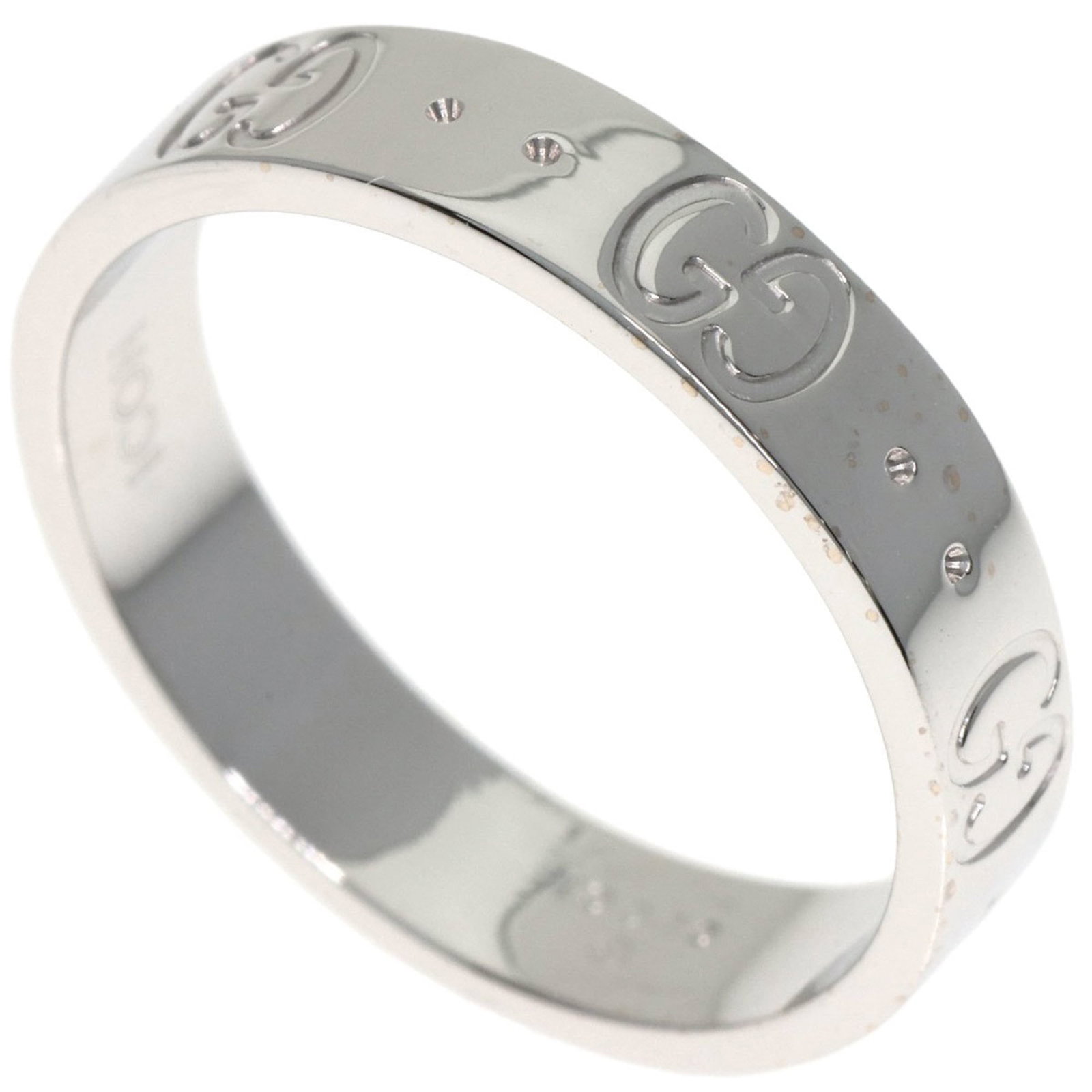 Gucci Band Ring White Gold (18K): Gucci Band Ring White Gold (18K) White Gold (18K) Band Ring from Gucci features a sleek design with subtle elegance. This used ring is in very good condition, showcasing some minor scratches and