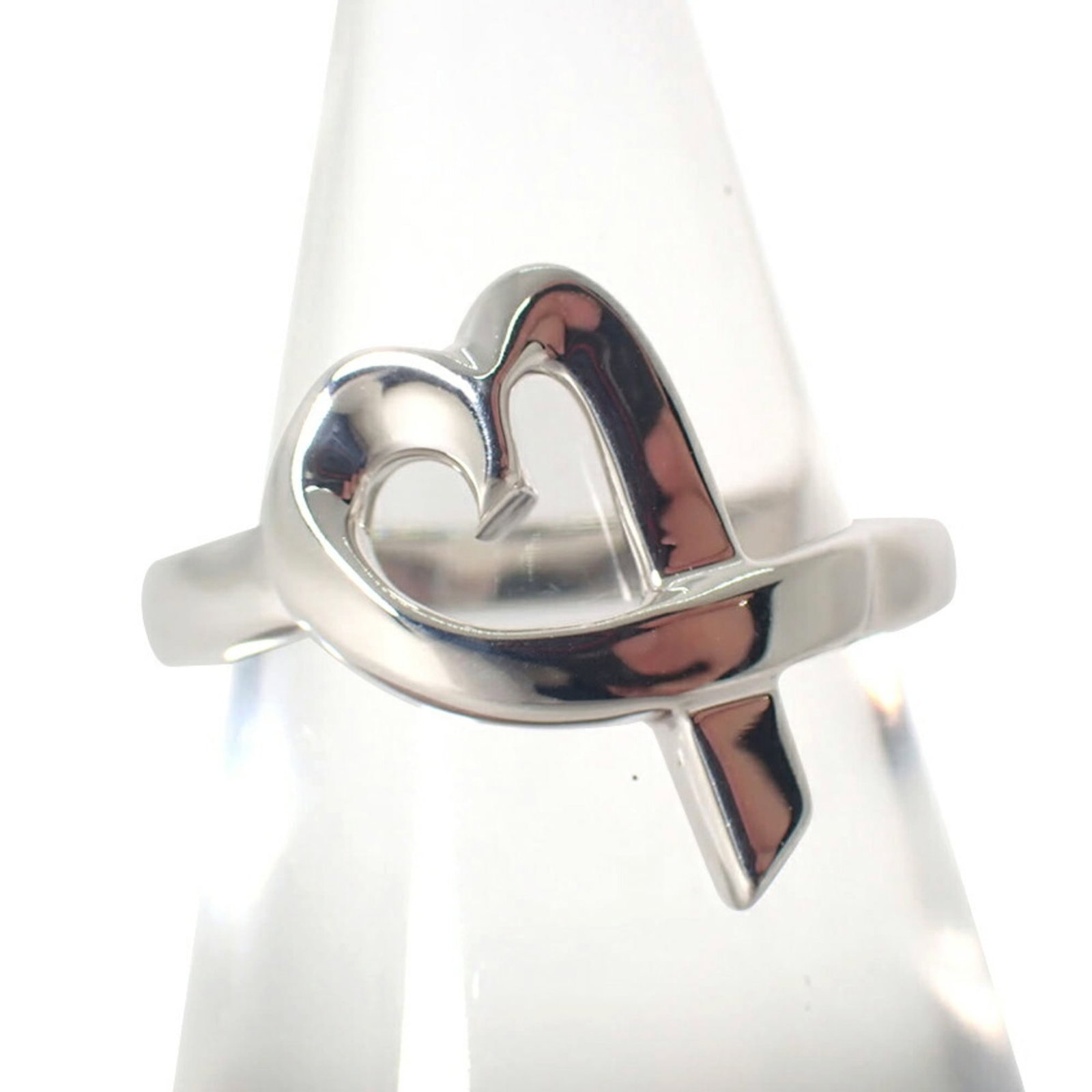Tiffany Band Ring Sterling Silver 925: Tiffany Band Ring Sterling Silver 925 Sterling silver band ring from Tiffany featuring 925 hallmark. The ring has some scratches and dirt, but remains in very good condition with only minor traces of 