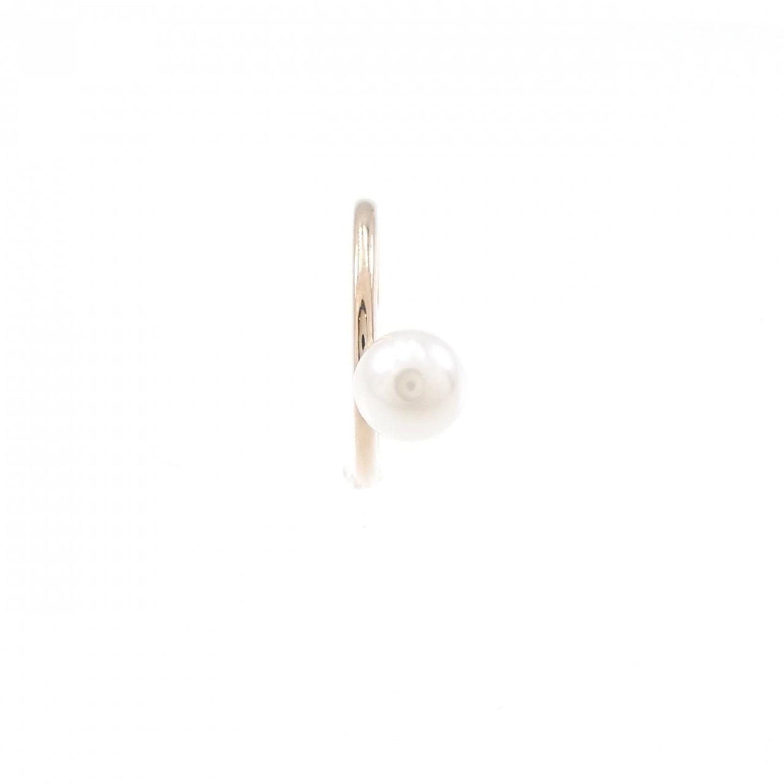 Mikimoto Earcuff Pink Gold (18K): Mikimoto Earcuff Pink Gold (18K) Elegant and refined, this Mikimoto earcuff in pink gold (18K) features a beautiful pearl stone. The subtle scratches and minor dirt can be seen on the metal, giving