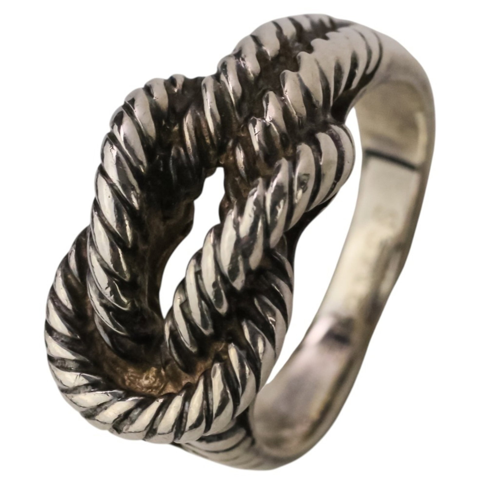 Hermes Band Ring Silver 925: Hermes Band Ring Silver 925 Silver 925 band ring from Hermes features a sleek design made from high-quality silver. With some traces of usage and minor scratches, this used ring remains in good