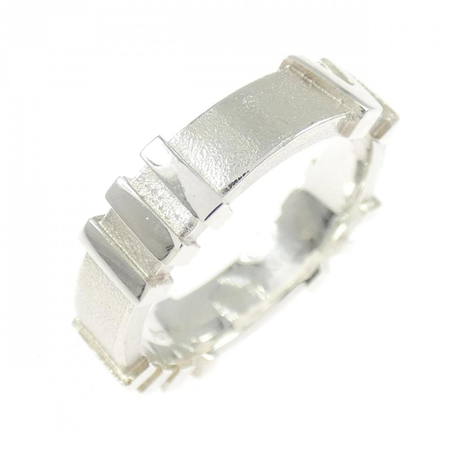 Tiffany Band Ring Silver 925: Tiffany Band Ring Silver 925 Silver 925 band ring from Tiffany features a sleek design with a few traces of usage, some minor scratches and dirt visible. Overall in very good condition, this used ring