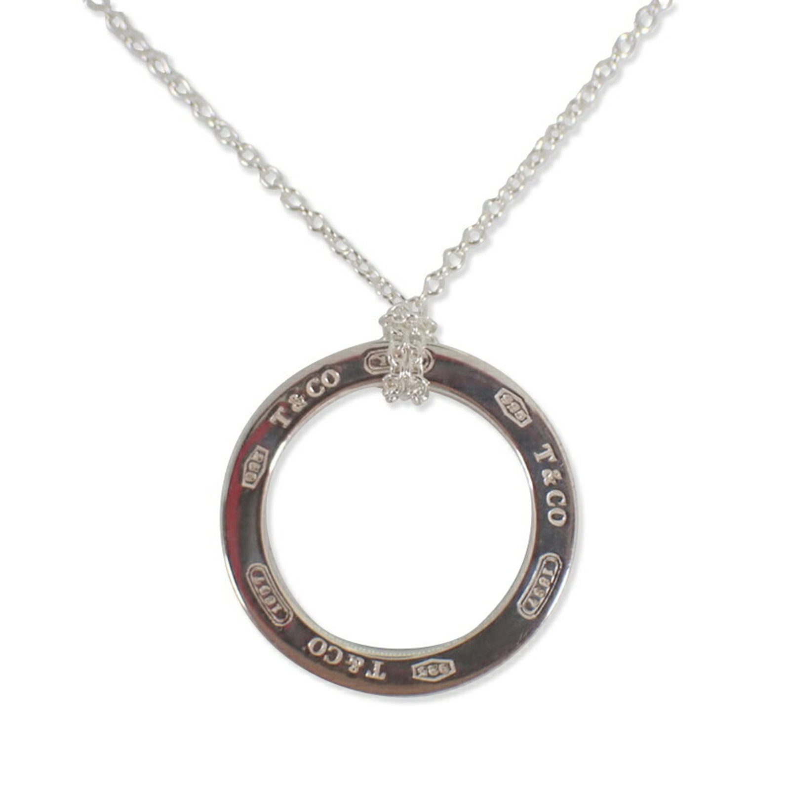 TIFFANY 925 1837 pendant necklace: TIFFANY 925 1837 pendant necklace Sterling silver pendant necklace from Tiffany, crafted in 1837. The 925 hallmark ensures its authenticity and durability. A few traces of usage are visible, with some