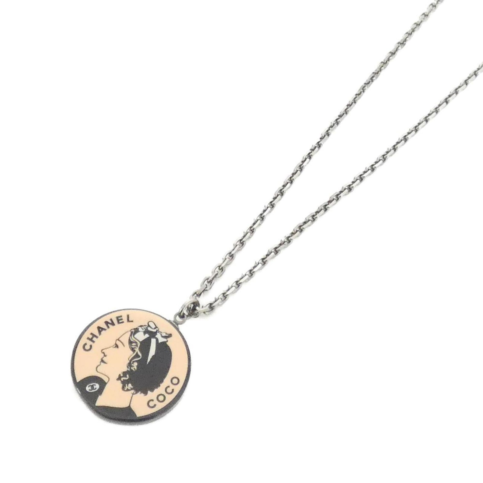 Chanel necklace: Chanel necklace Chanel necklace in black and pink hues, featuring a 30mm x 23mm pendant with a 41cm - 45.5cm adjustable neck circumference. The piece has some scratches and dirt, but remains in very g