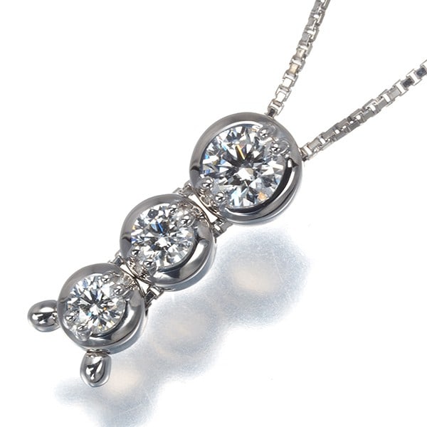 Tasaki Diamond 0.55ct Trilogy Necklace 18k White Gold: Tasaki Diamond 0.55ct Trilogy Necklace 18k White Gold Tasaki Diamond 0.55ct Trilogy Necklace in 18k White Gold boasts a natural diamond at its heart, surrounded by two smaller diamonds in a striking t