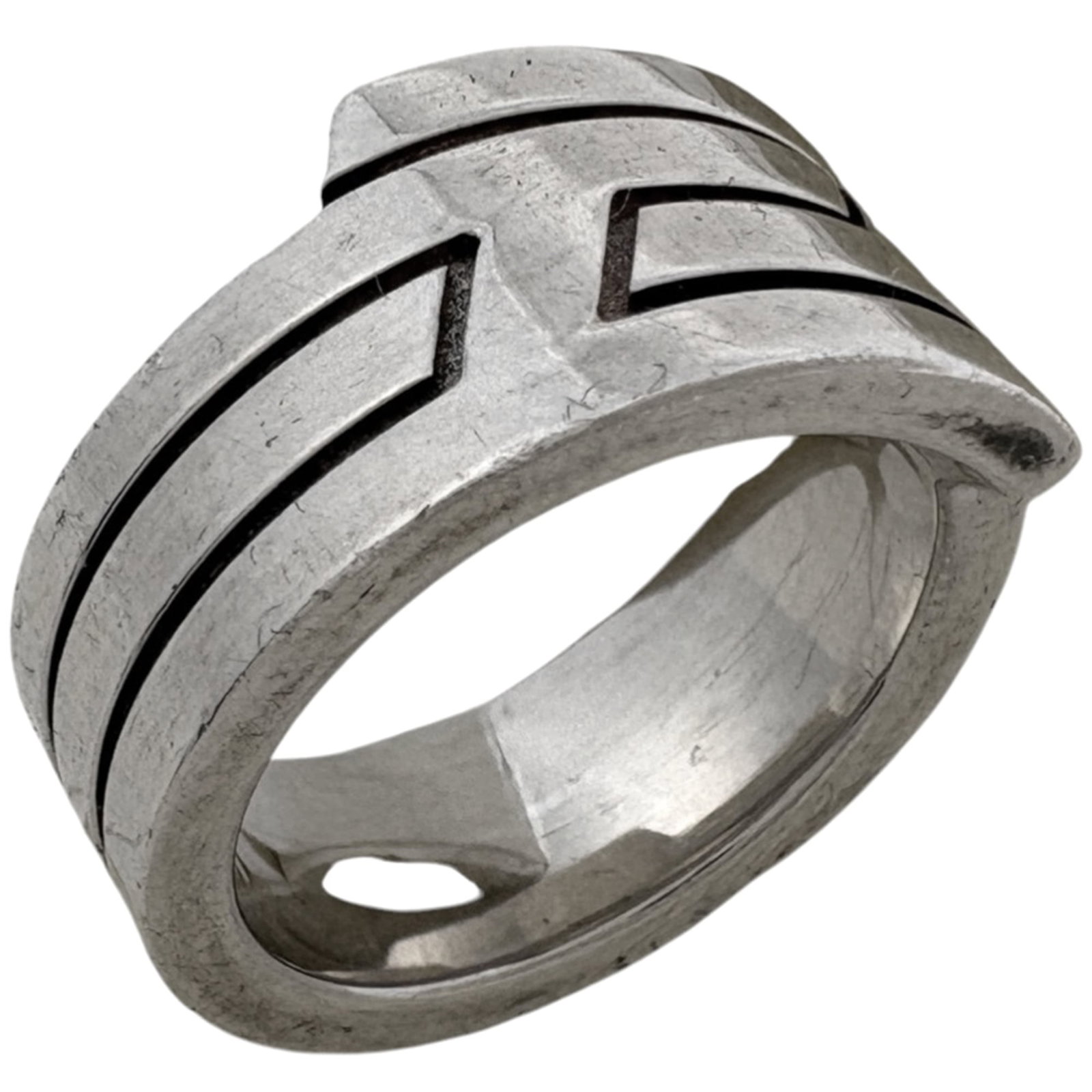 Hermes Band Ring Silver: Hermes Band Ring Silver The Hermes Band Ring Silver boasts sleek, silver design with subtle hints of wear from previous use. Its durable material remains in acceptable condition despite minor signs of