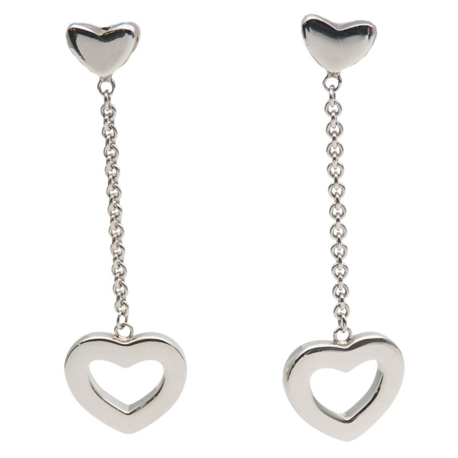 Tiffany Stud Earrings Silver 925: Tiffany Stud Earrings Silver 925 Stud earrings featuring silver 925 material, bearing traces of usage and minor scratches. The Tiffany brand adds a touch of elegance to any outfit. Made from durable s