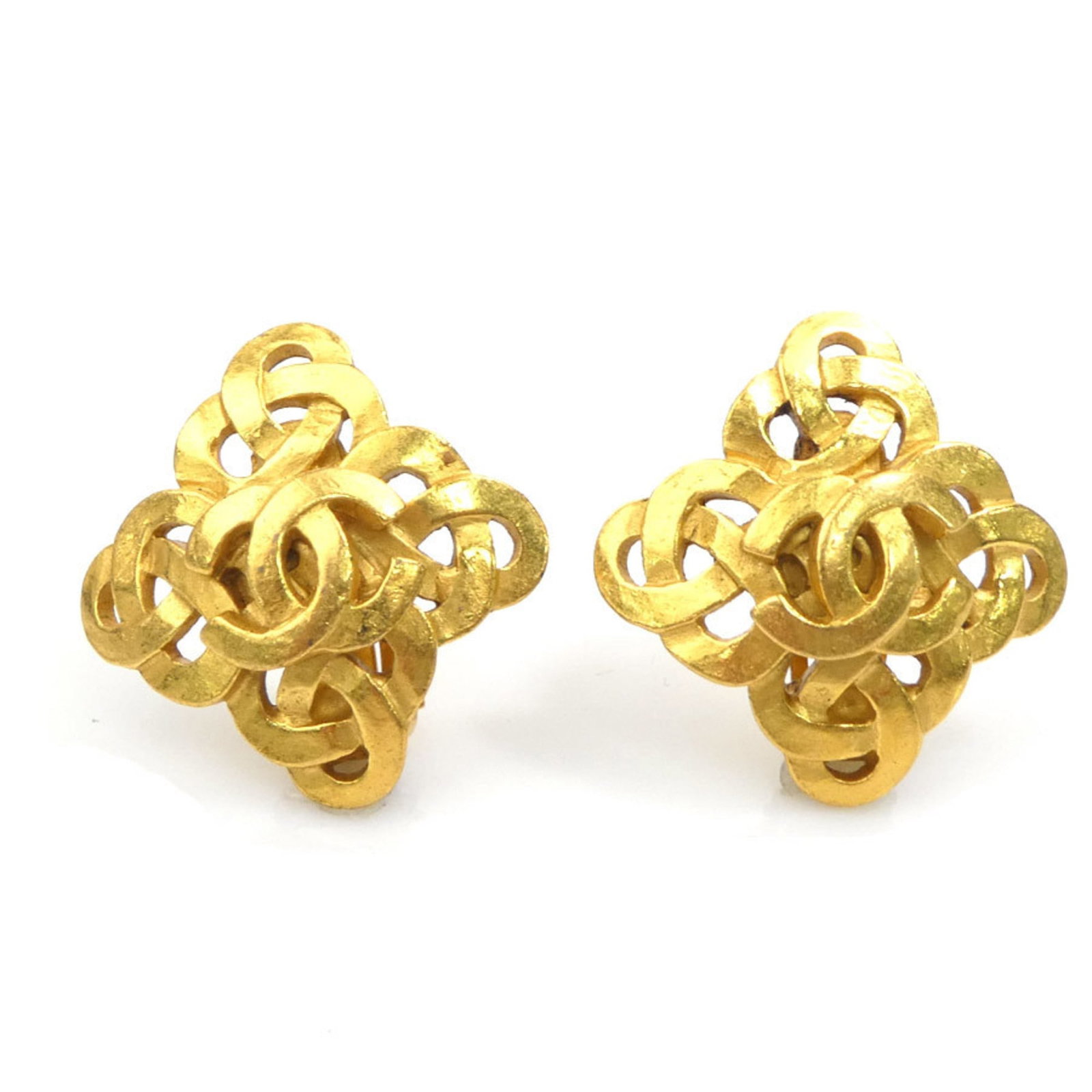 Chanel Clip Earrings Metal: Chanel Clip Earrings Metal Gold clip earrings from Chanel, featuring a classic design with metal construction. The earrings have a subtle wear and tear, with traces of usage and minor scratches